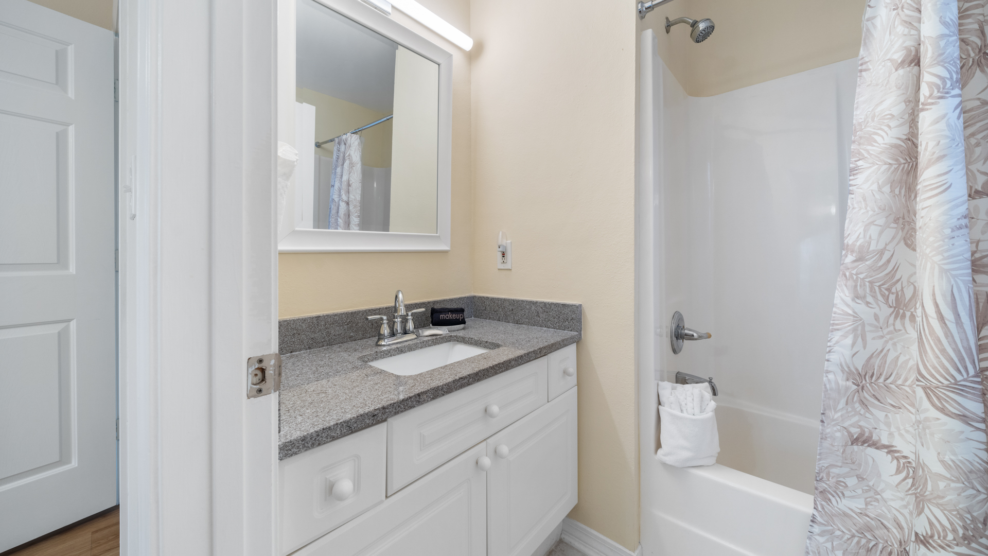 Sand Dunes Bathroom (3rd Floor)