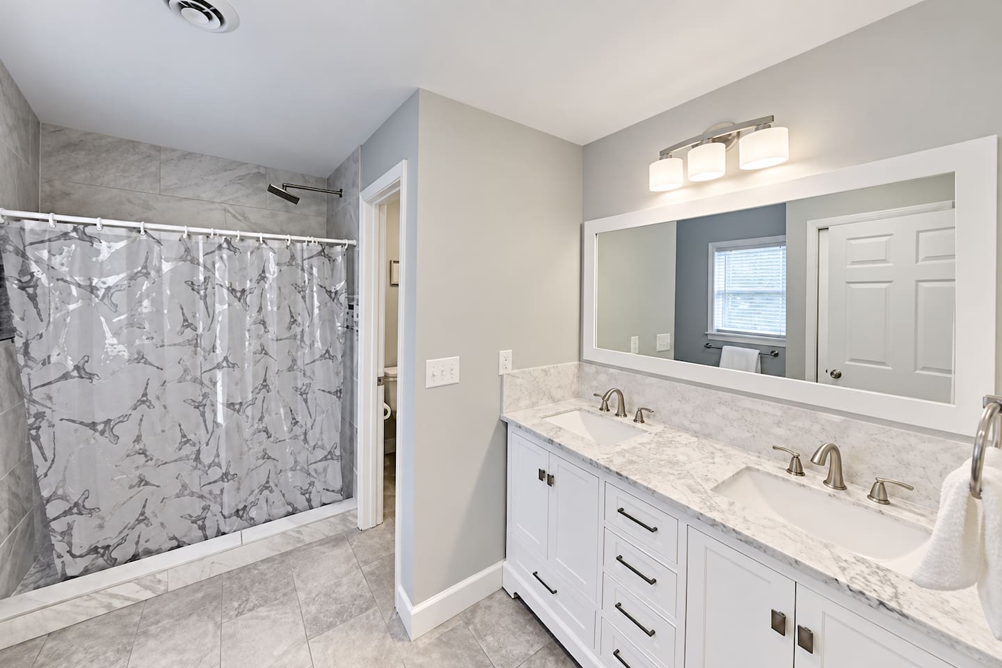 Master Bathroom: Elegant double vanities and stylish décor for your morning routine bliss!