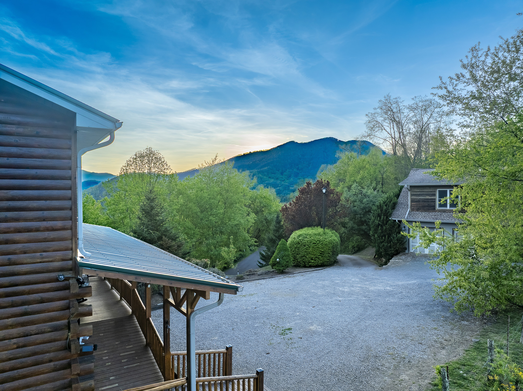 Mountain View Retreat: Unwind on the porch with stunning mountain vistas and lush greenery!

