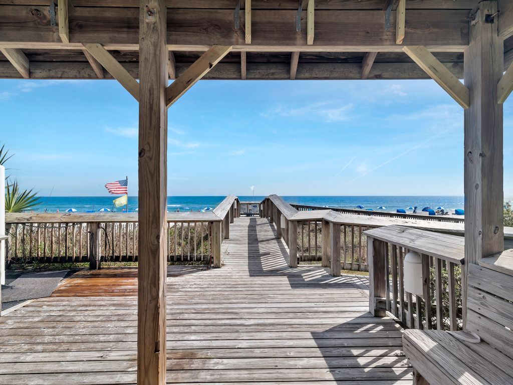 Steps from the ocean, this building provides the ultimate in beachfront convenience and lifestyle.