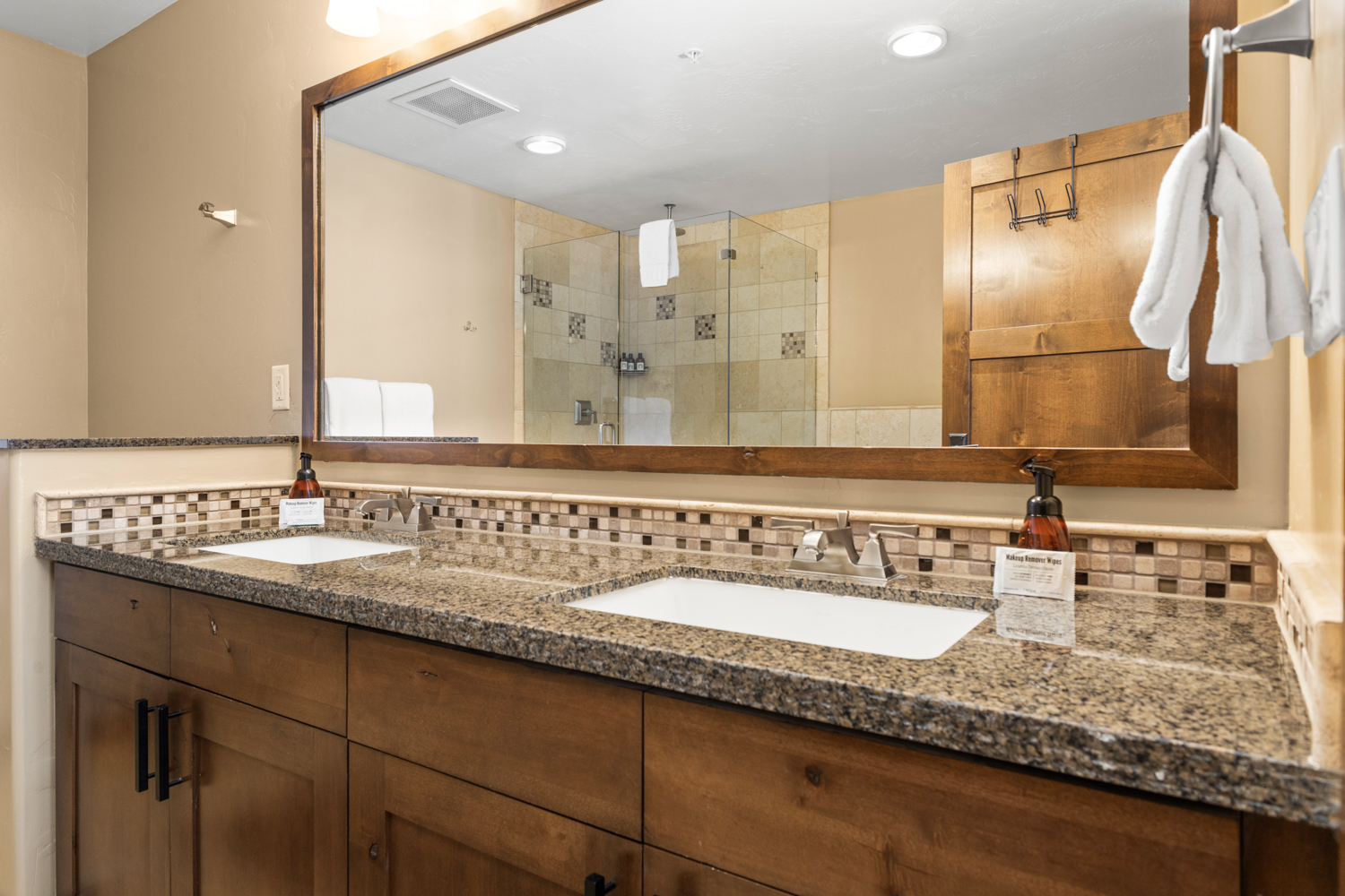 Ensuite Bathroom 1 w/ Toilet