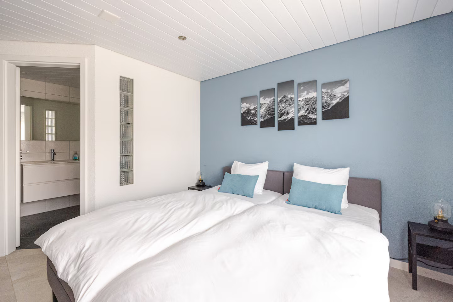Guestroom with en-suite bathroom