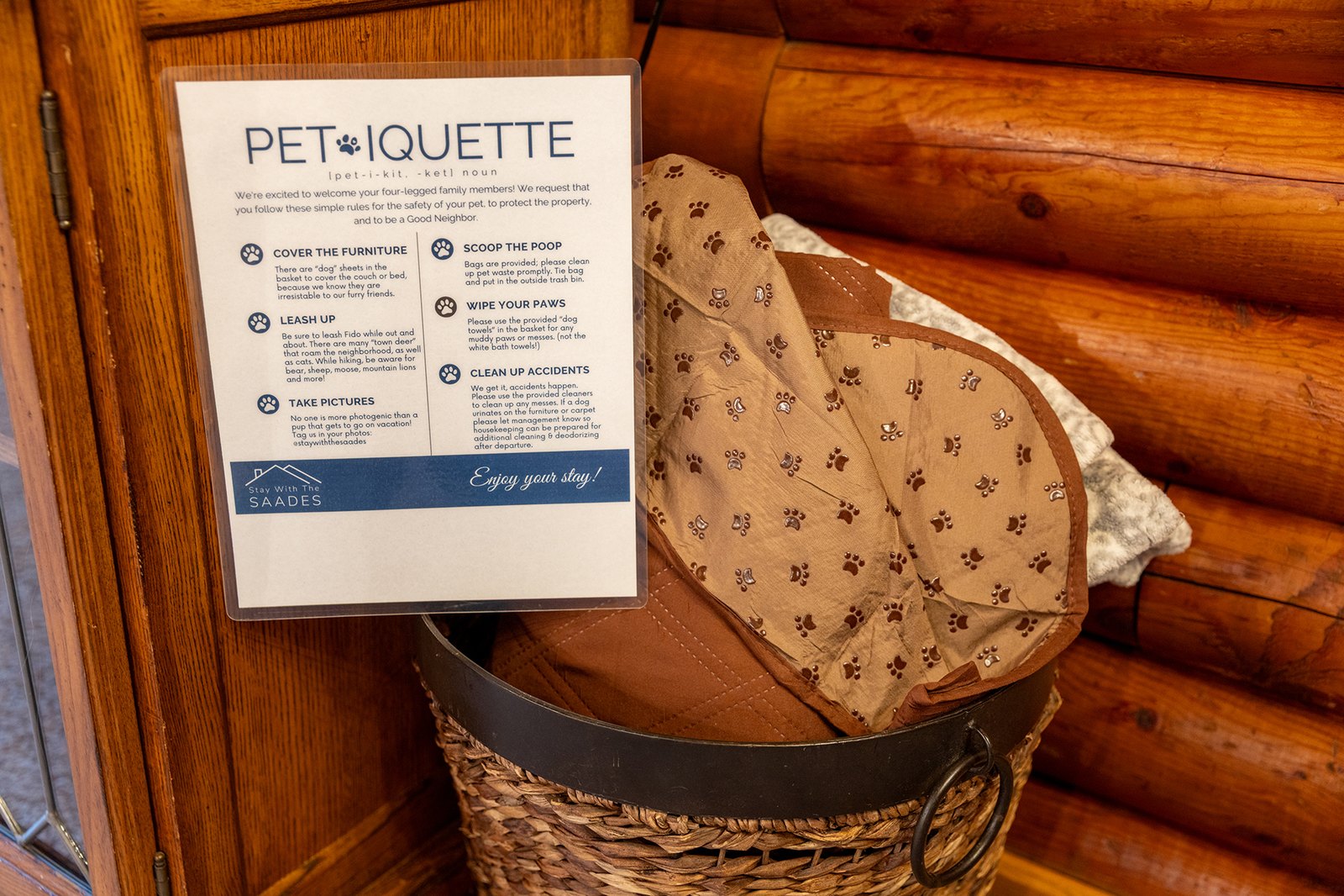 Bring the dog along — there's a bed, the rules are friendly, and the whole crew (four legs included) is welcome.