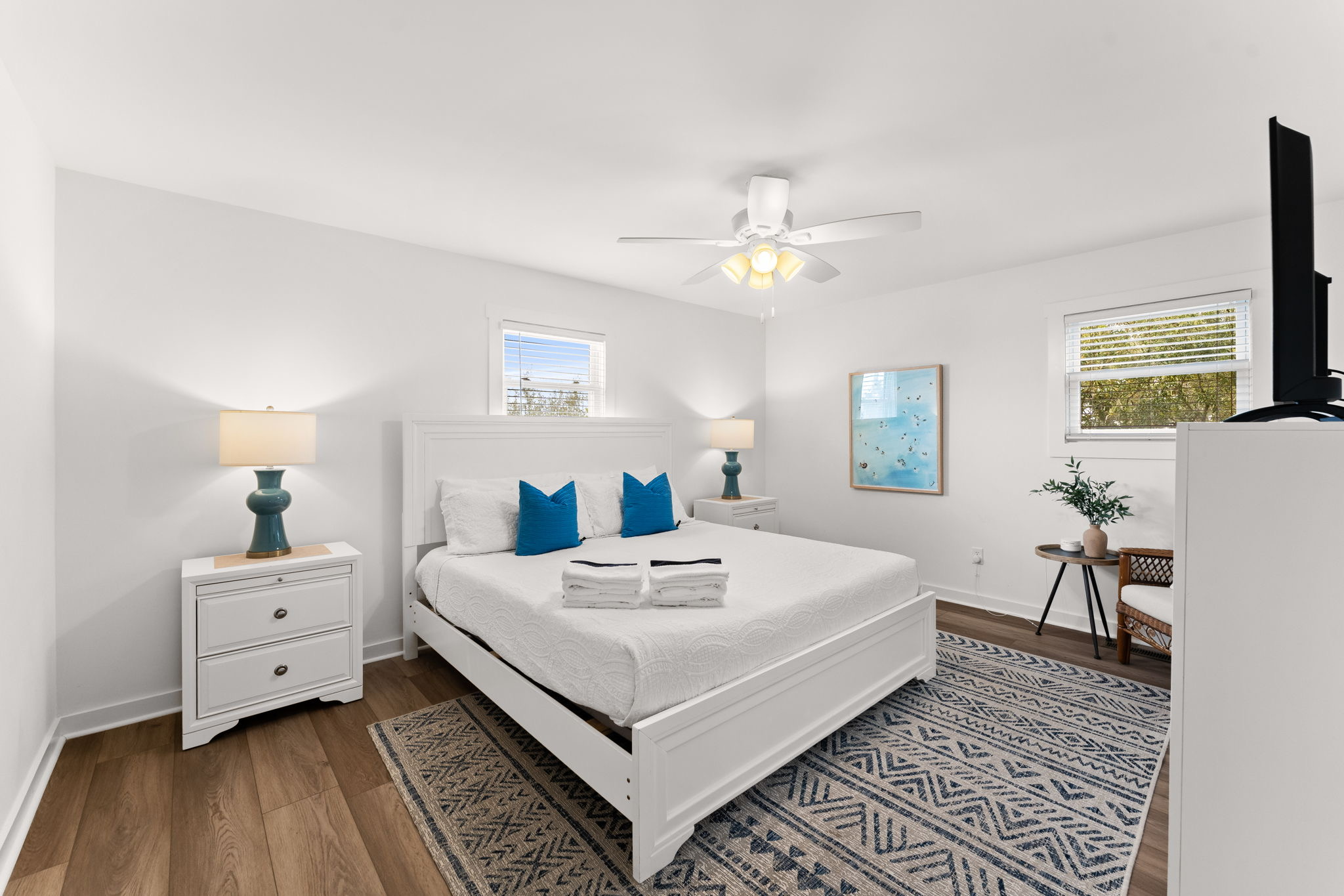 3rd-floor Guest King: A polished, crisp design for a tranquil lakeside getaway.