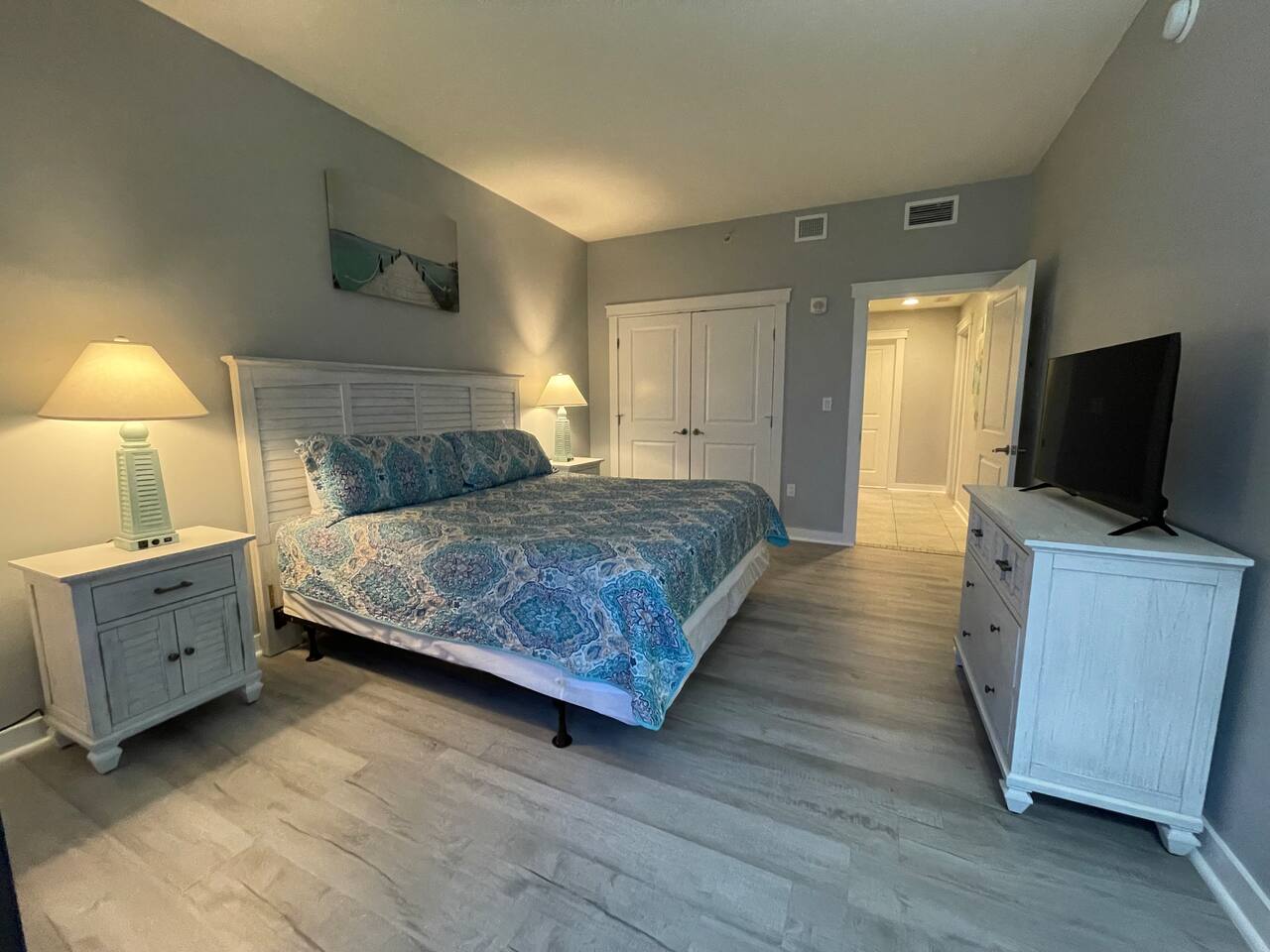 Middle Bedroom, King bed. USB outlets