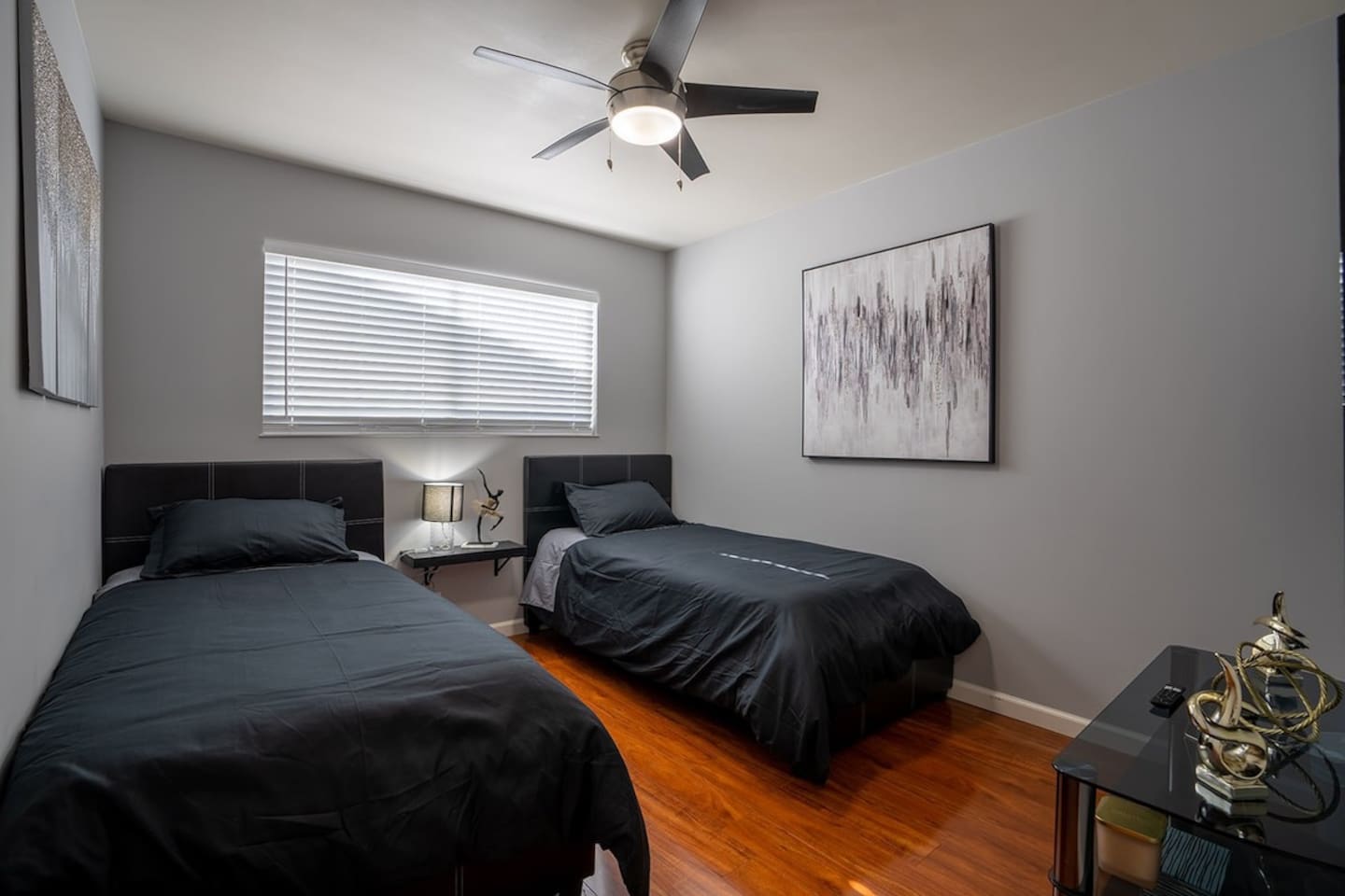 Bedroom 2 with 2 single beds
