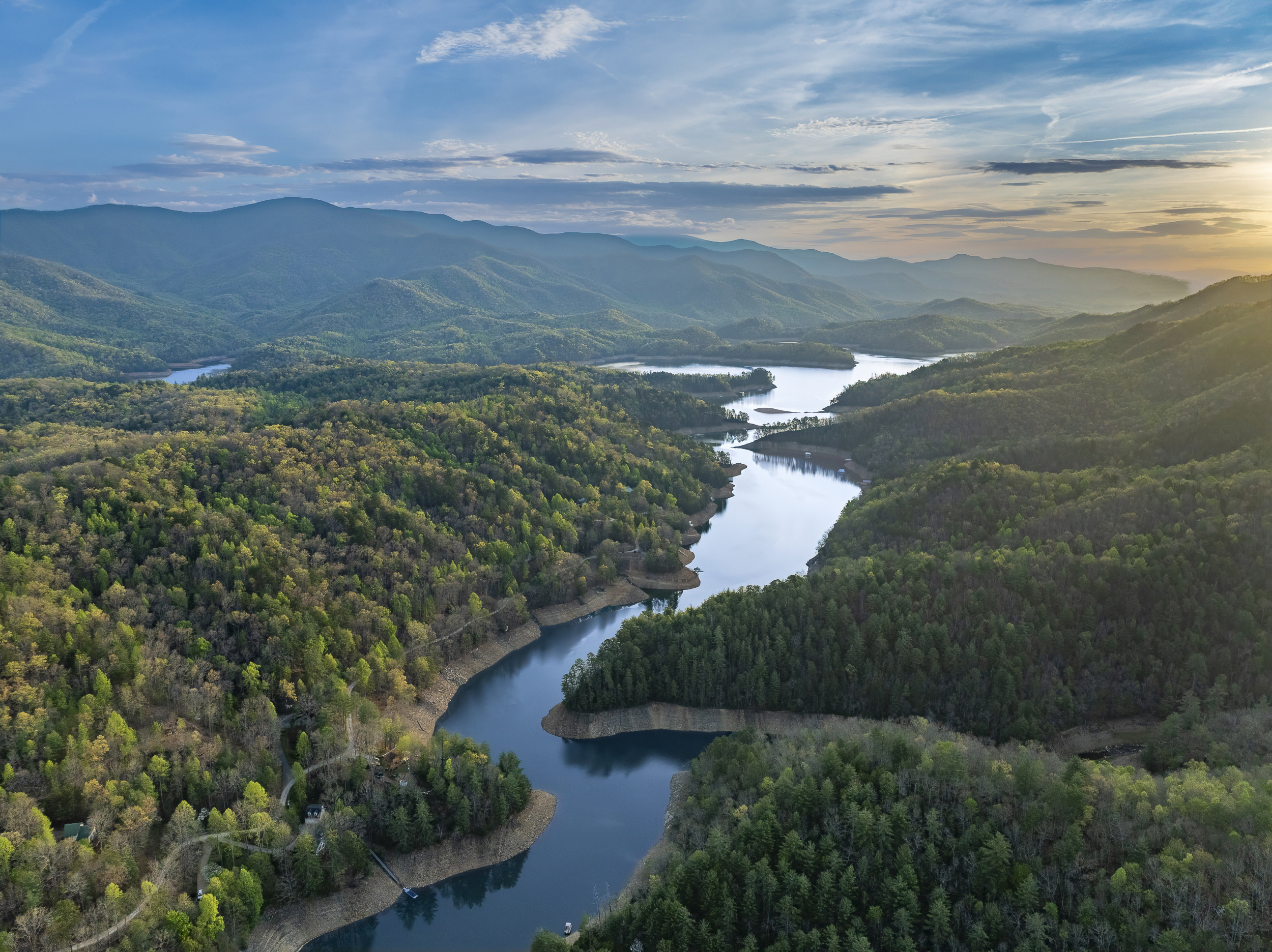 Scenic Retreat: Breathtaking views of lush mountains and winding rivers await your adventure!