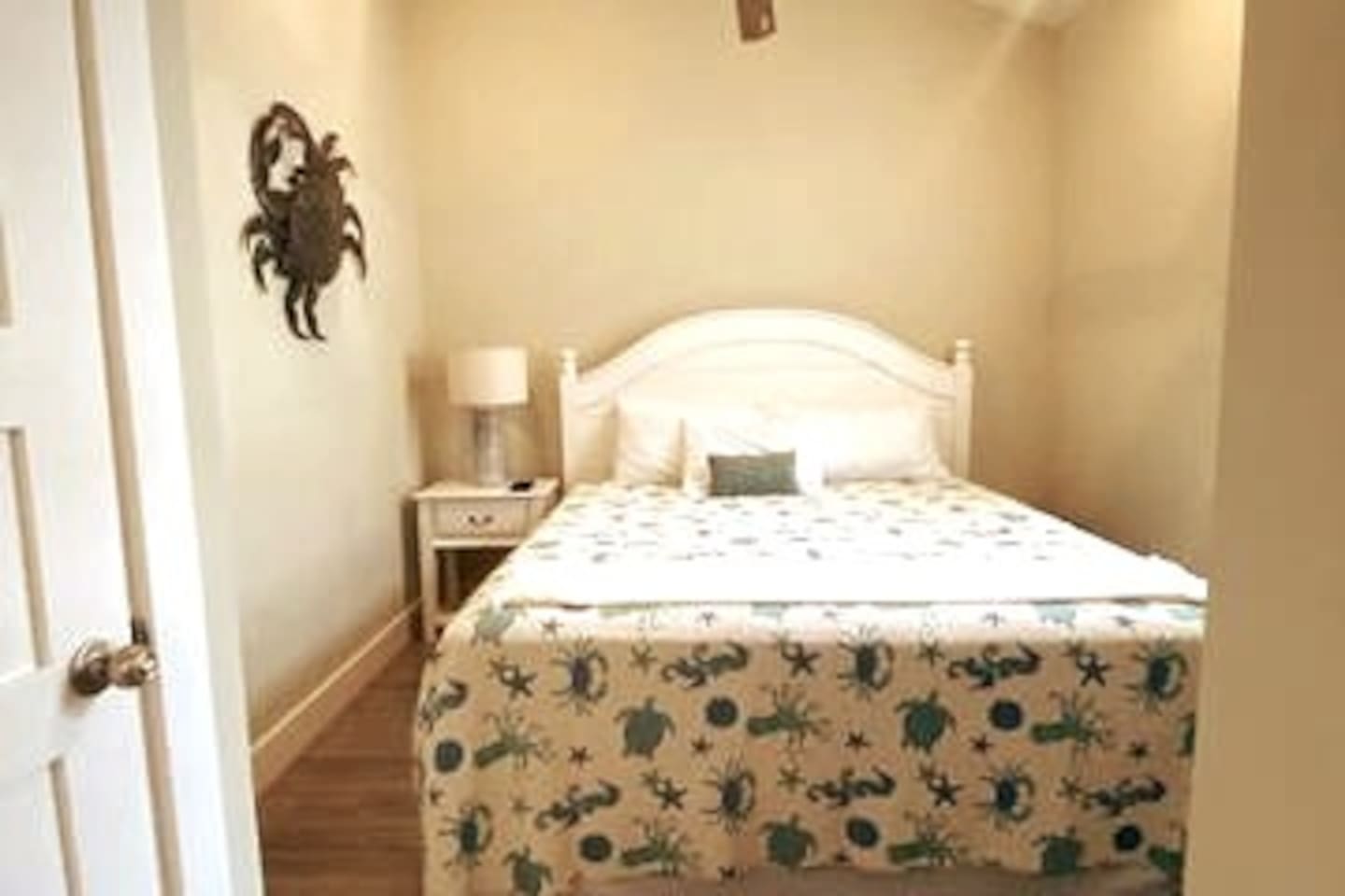 King bedroom with guest en suite bathroom