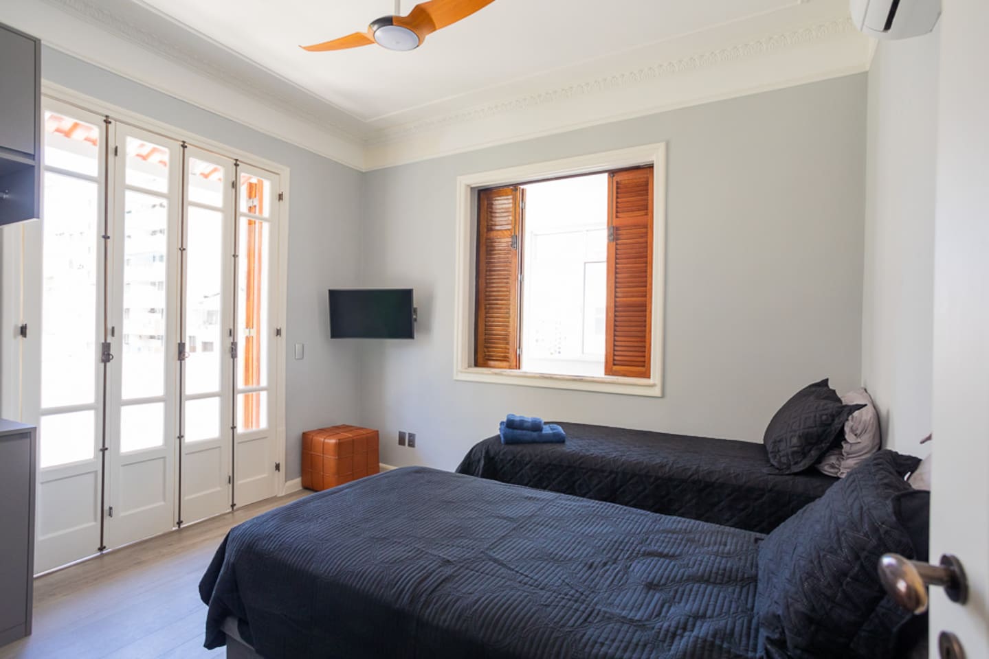 All bedrooms have air conditioning, smart televisions, closets, ceiling fans, new luxury linens, Brazilian and U.S. electrical sockets and USBs.  (Bedroom 3). 