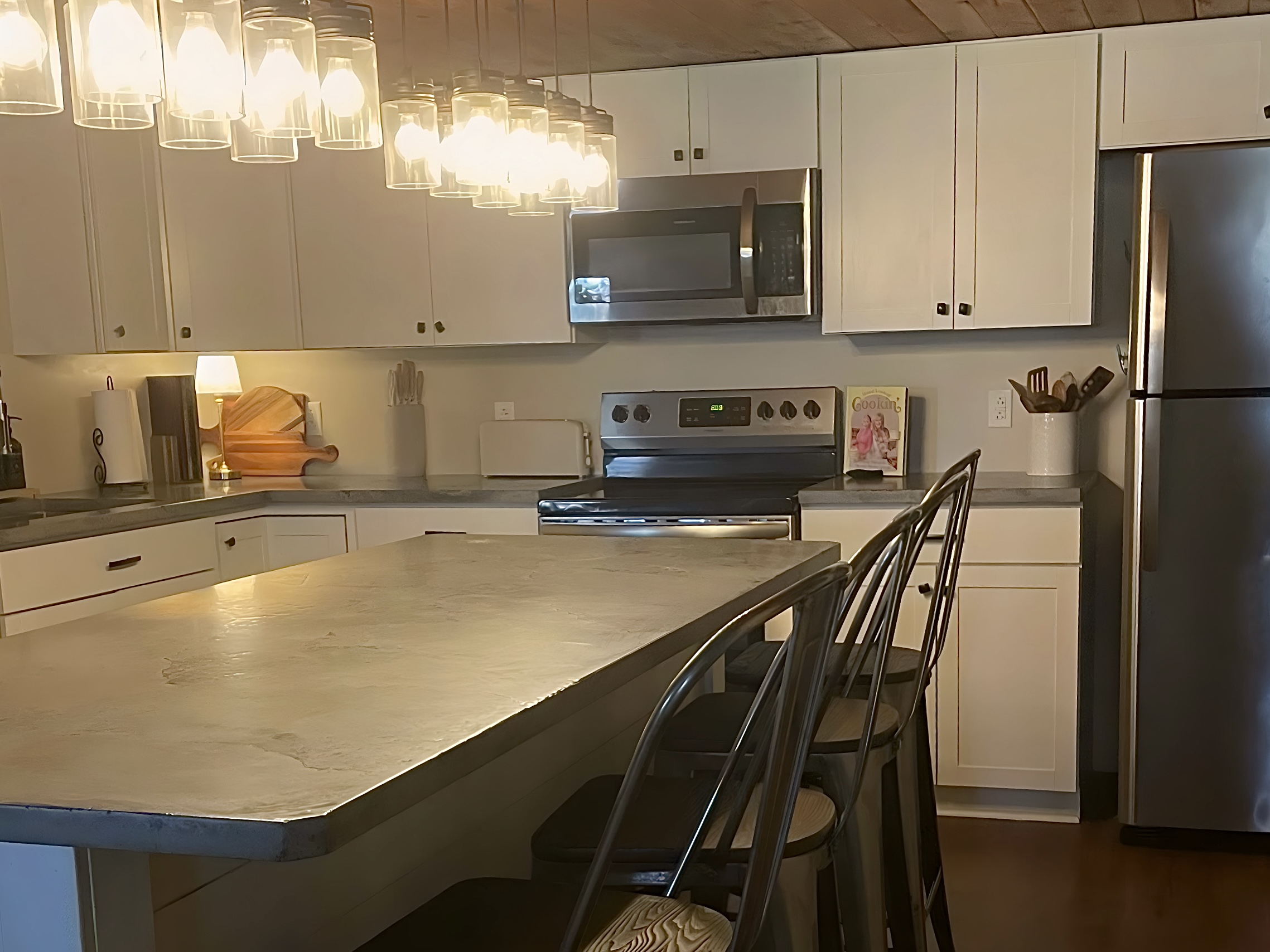 Fully equipped kitchen with spacious seating for four