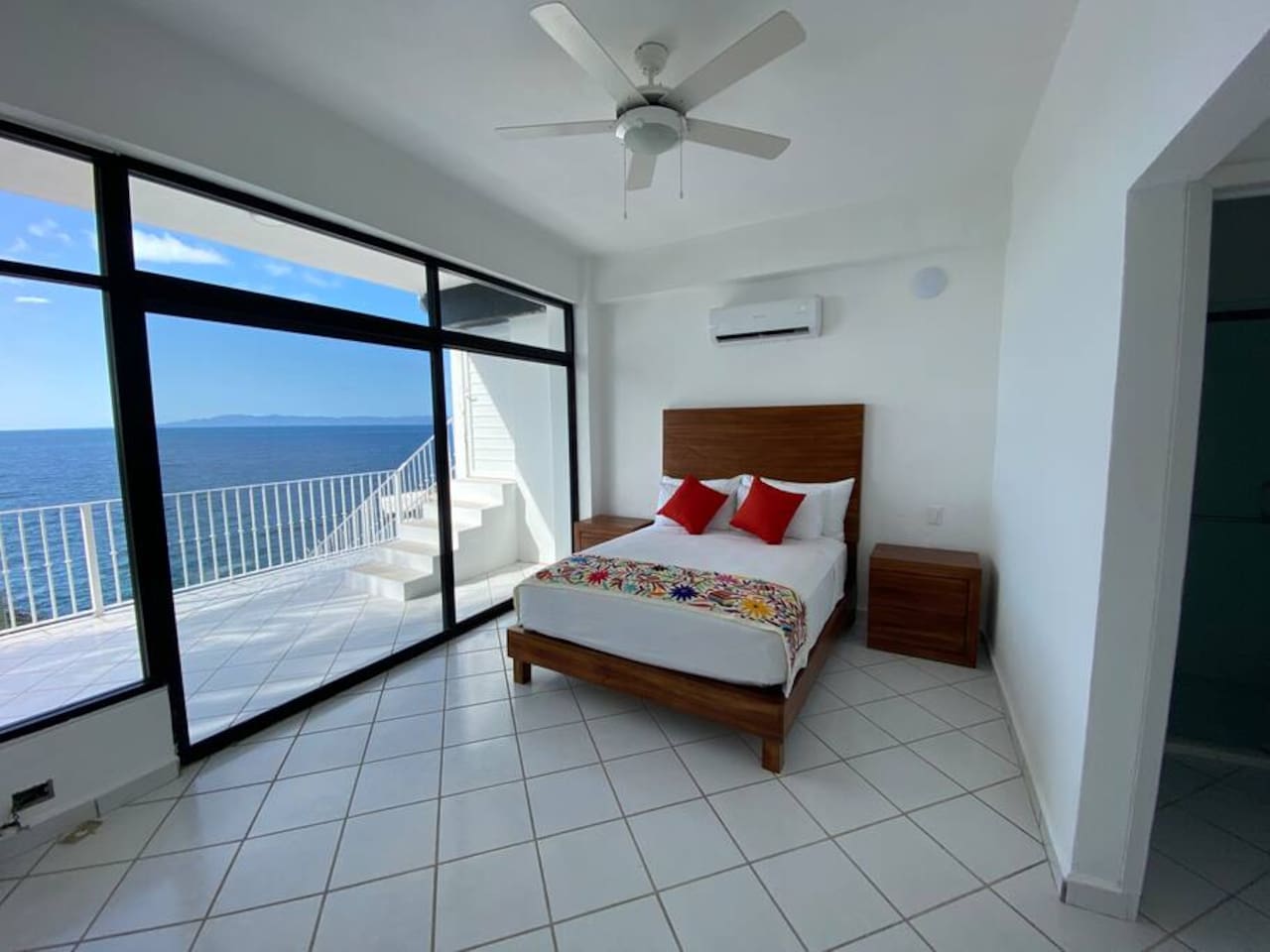 Master Bedroom Queen Bed 
Cama Queen 
