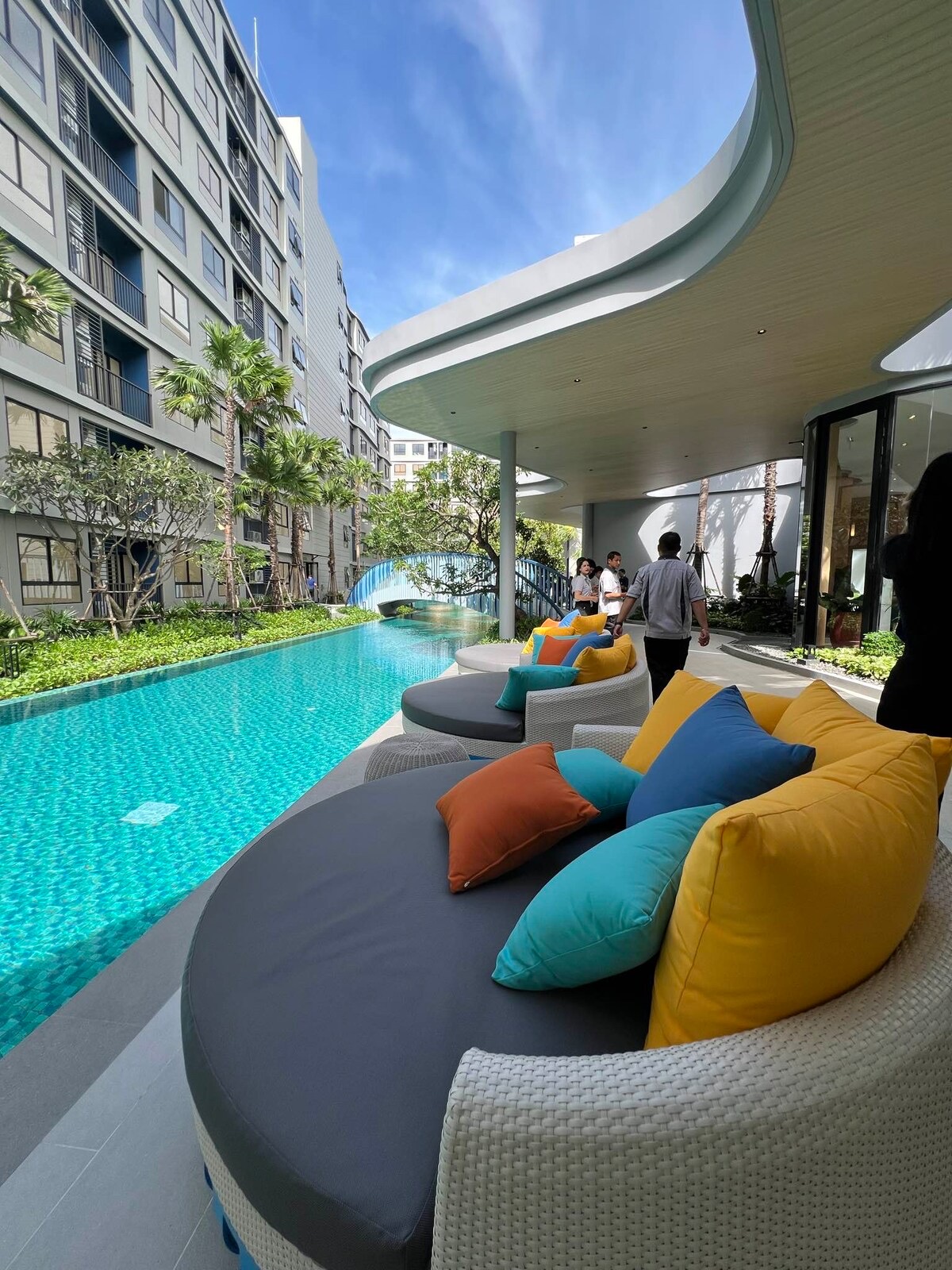 The swimming pool is divided into dedicated zones. Lap Pool: A 35-metre-long pool. Kids’ Pool: Featuring an overflowing water curtain of endless fun for the entire family. Relaxation Pool: Set beneath the shade of sprawling trees. 