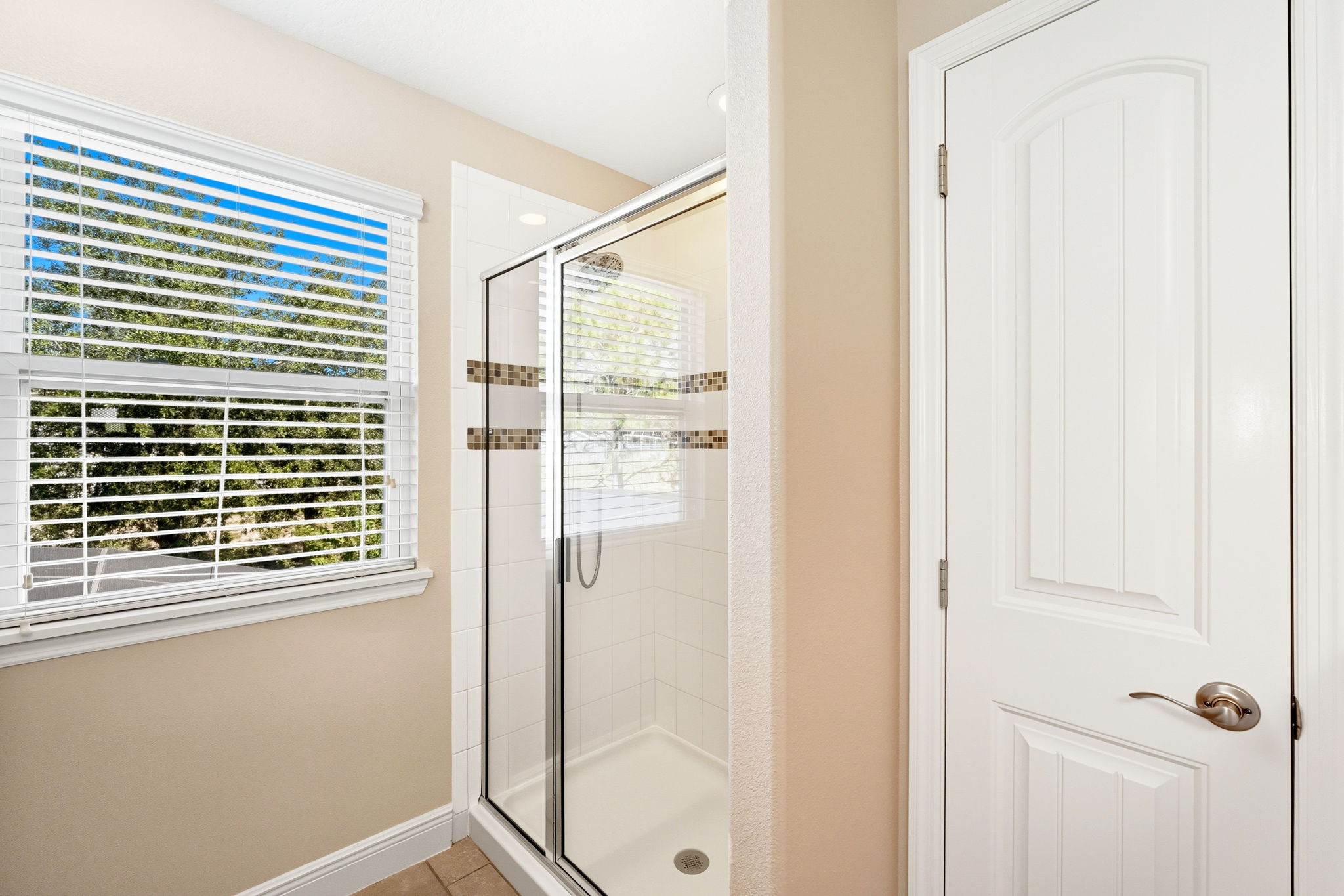 King Ensuite shower