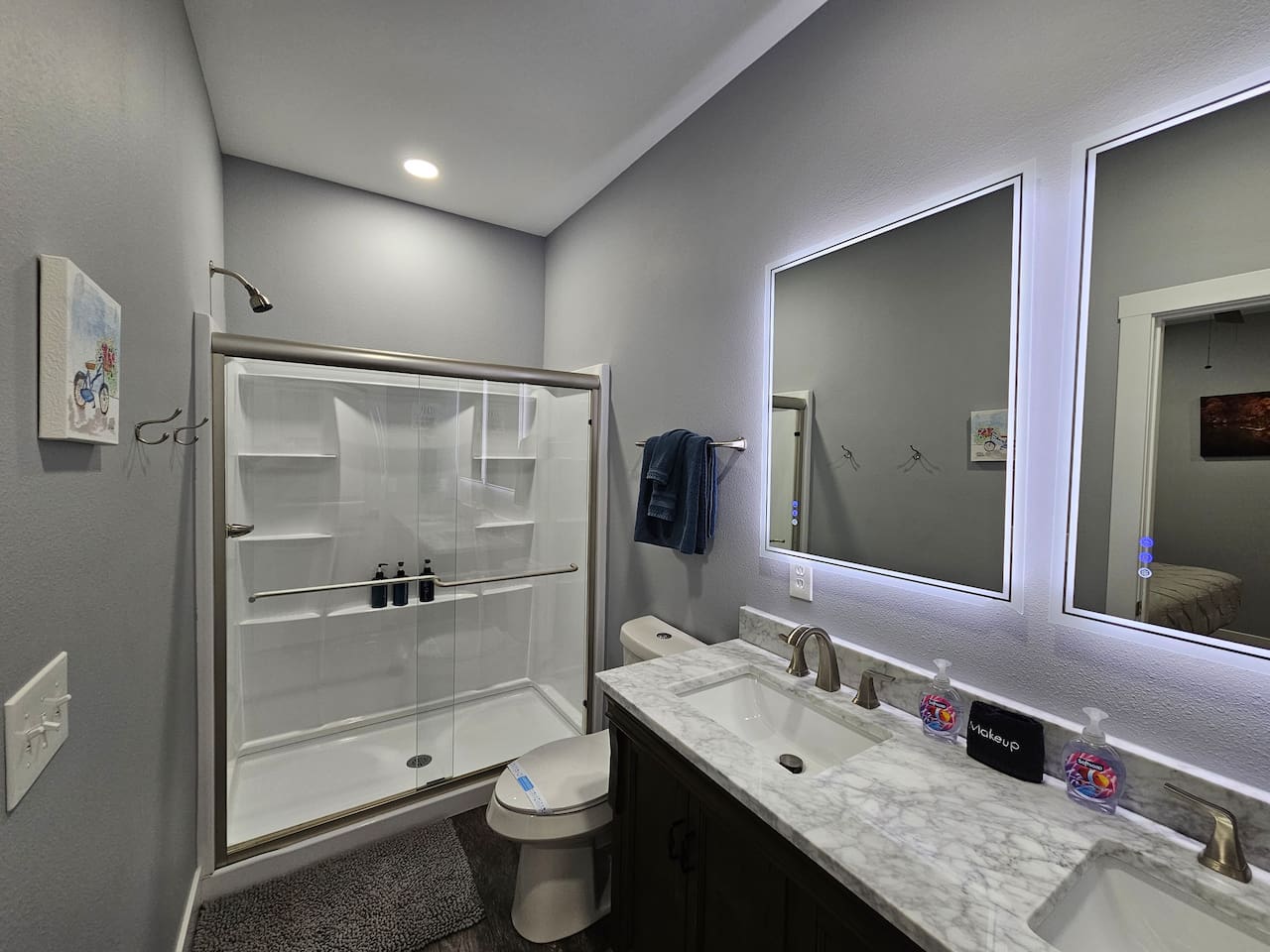 Fresh, well‑maintained bathroom with everything guests need for a relaxing stay.