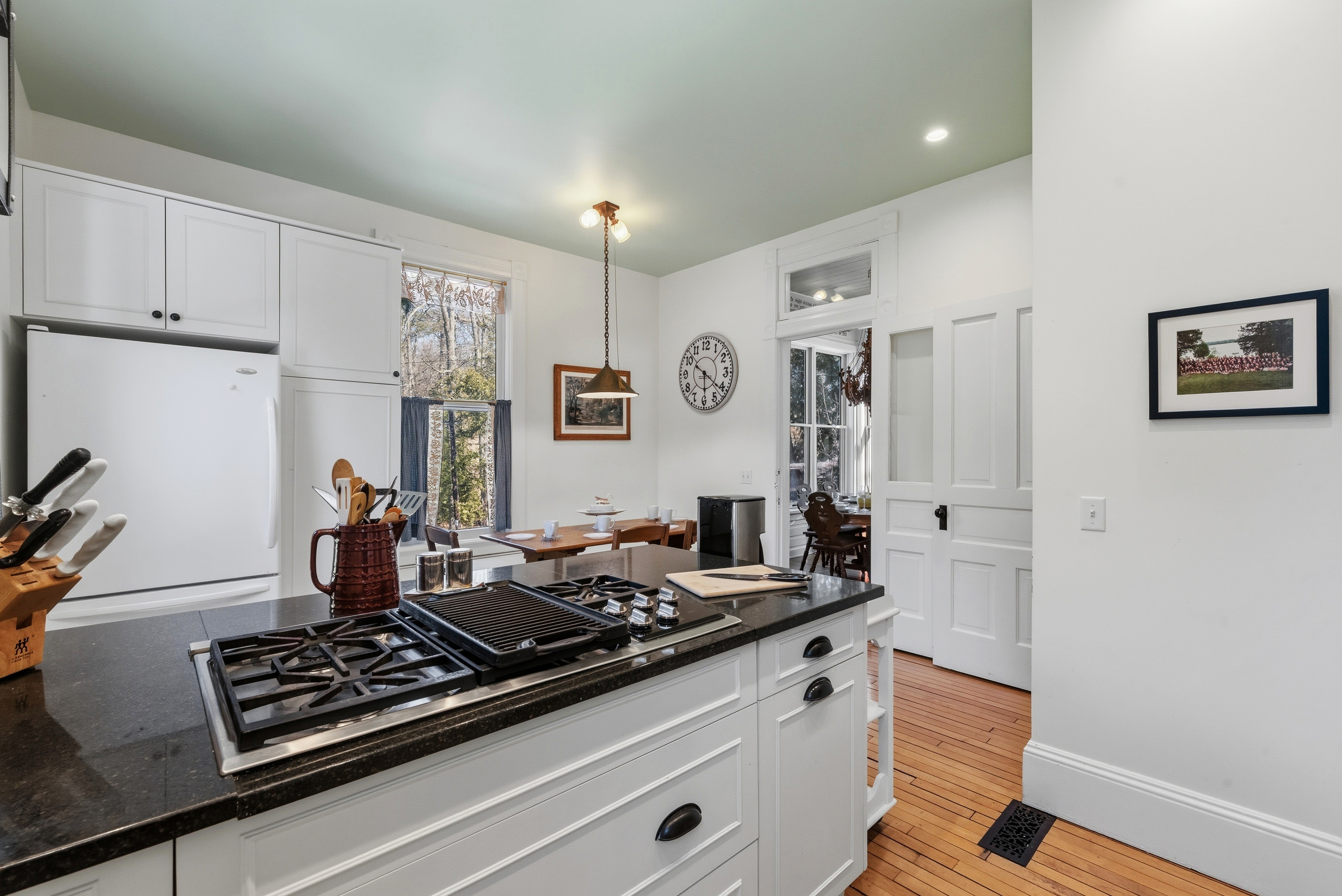 Kitchen dining area perfect for casual meals together