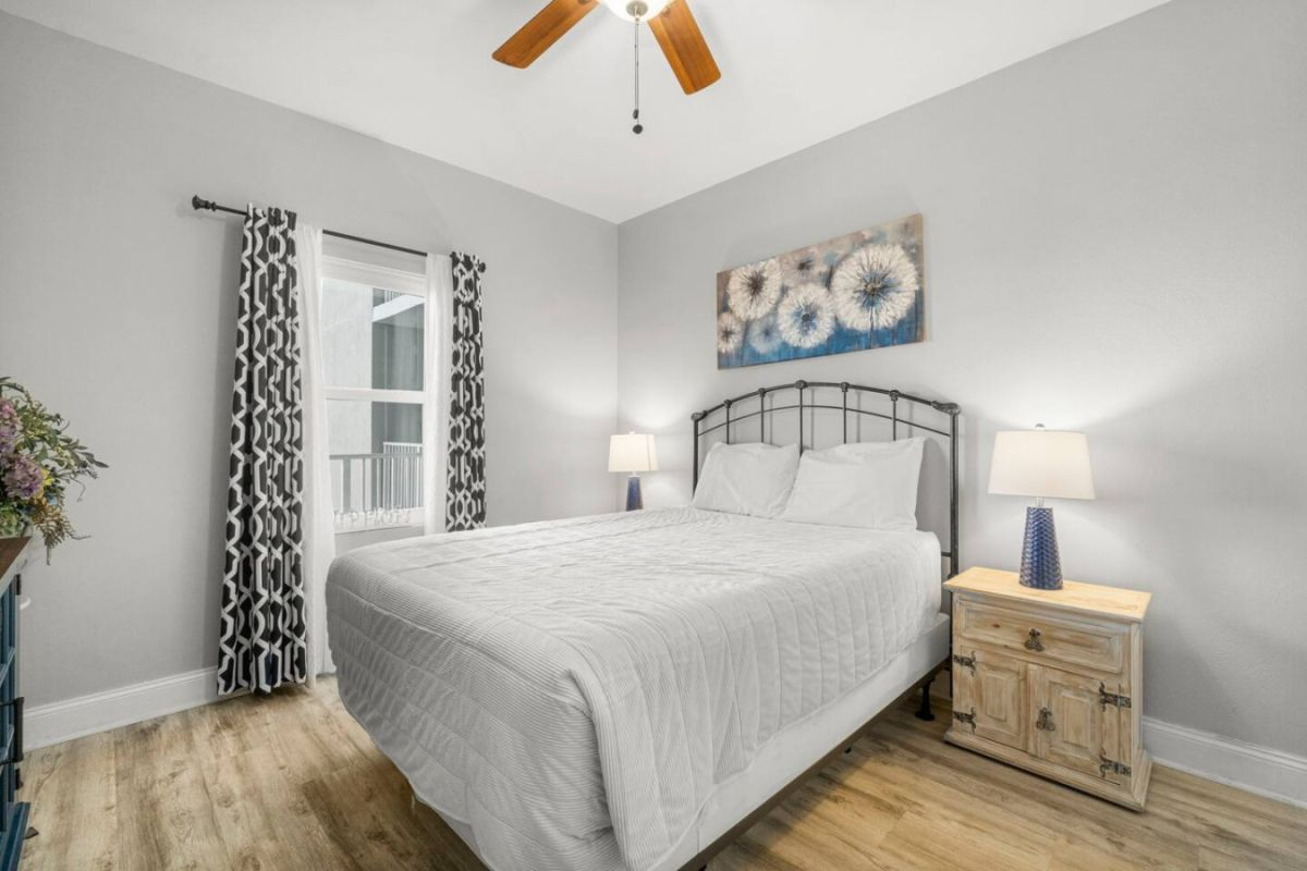 Second bedroom with queen size bed