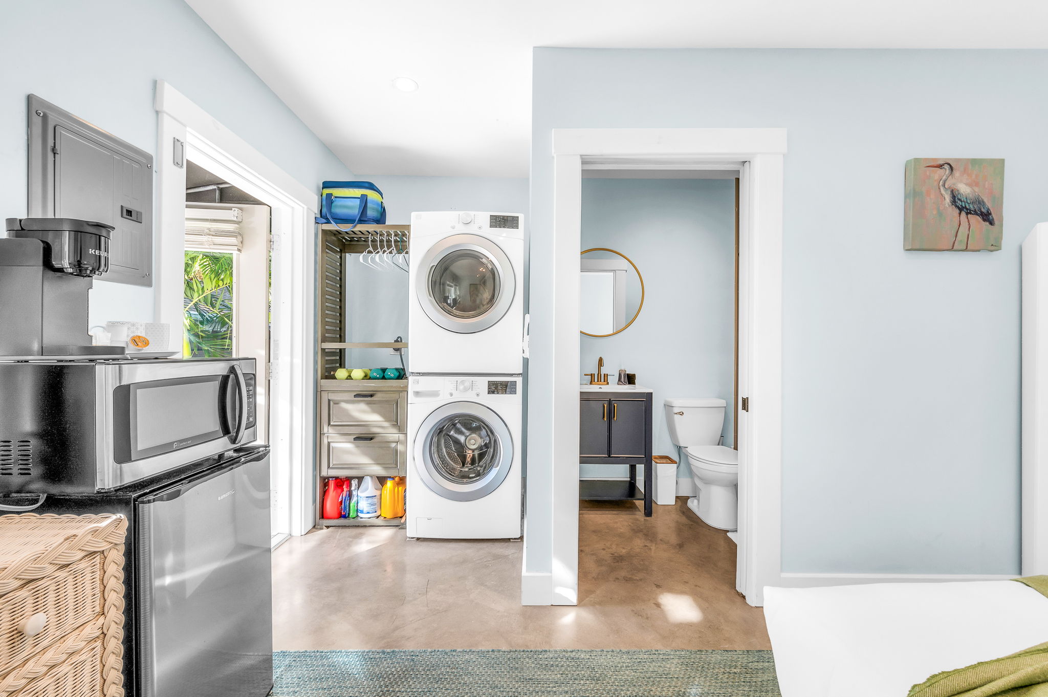 Charming guest house featuring a comfortable queen bed, in-unit washer and dryer, and a beautifully remodeled en-suite bathroom. Enjoy easy access to the pool, plus added conveniences including a mini fridge and a Keurig coffee maker—perfect for privacy.