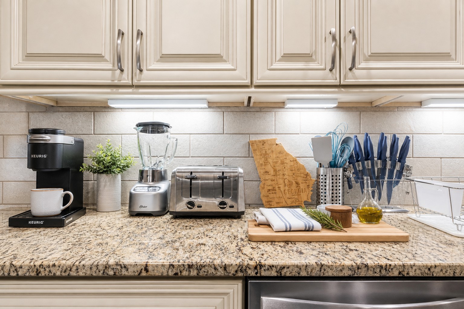 Beautifully appointed kitchen, fully equipped with all the essential utensils and amenities for a comfortable and enjoyable stay.
 