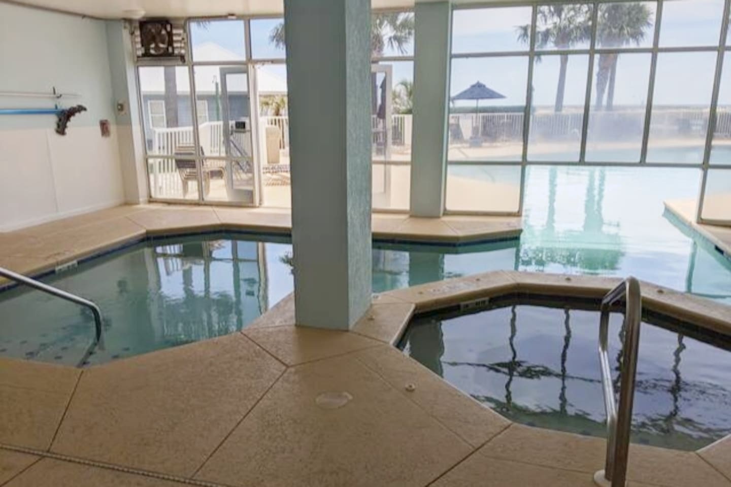 Indoor/outdoor pool and hottub