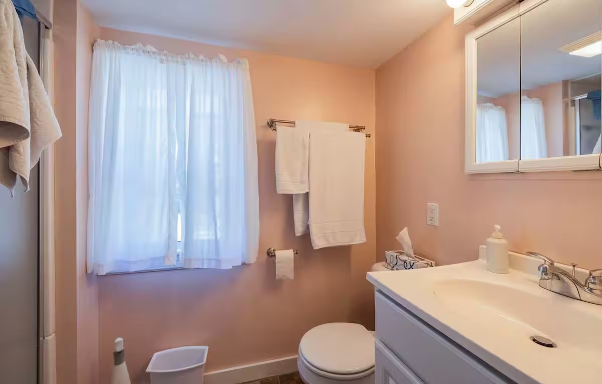 Bathroom 2 (full bath)
