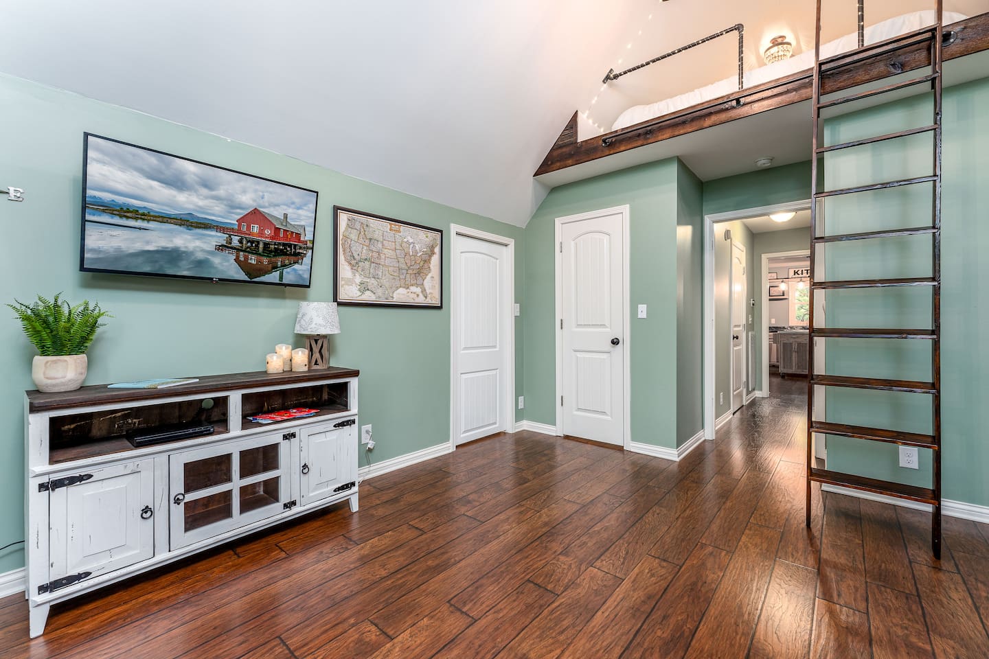  DVD player and Smart TV