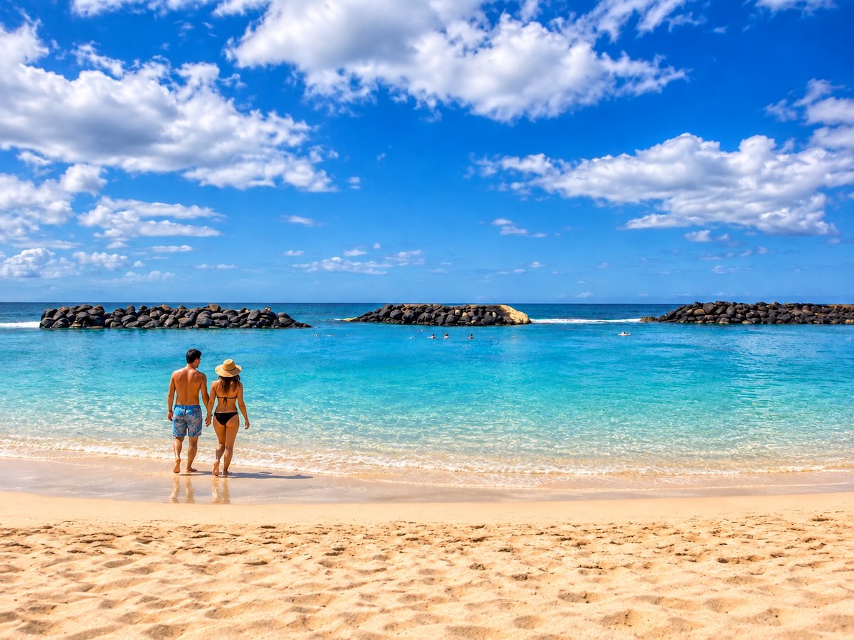 Beautiful beach and turquoise lagoon at Ko Olina