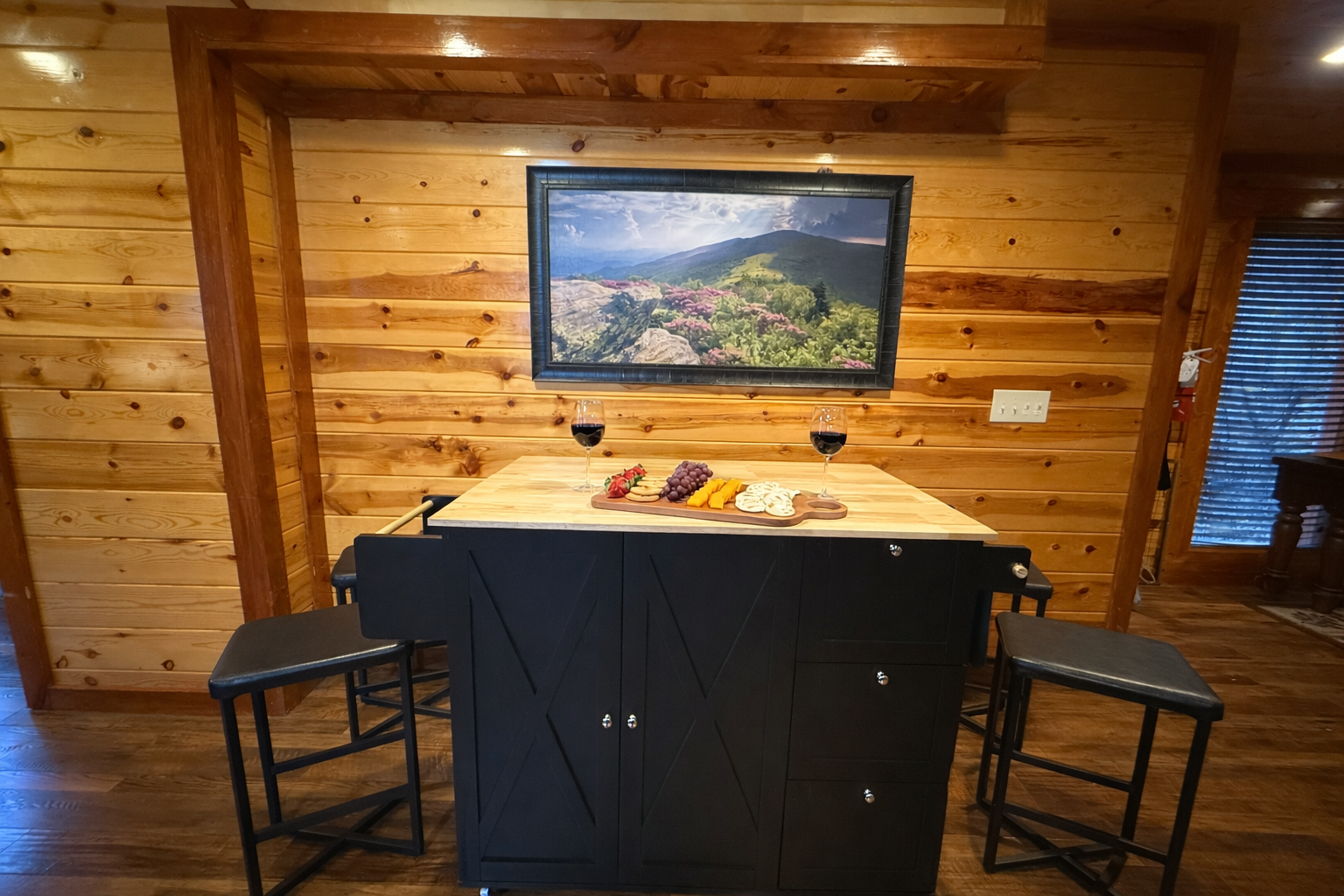 The breakfast bar offers additional seating for 4, and is the perfect spot for morning coffee, snacks or casual meals together.