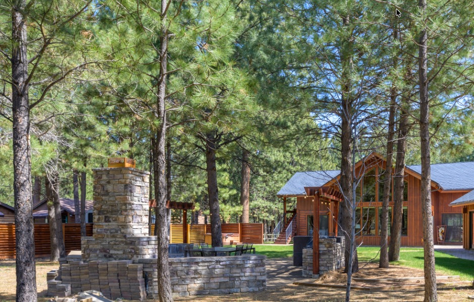 Ponderosa Pines Main House & Outdoor Retreat