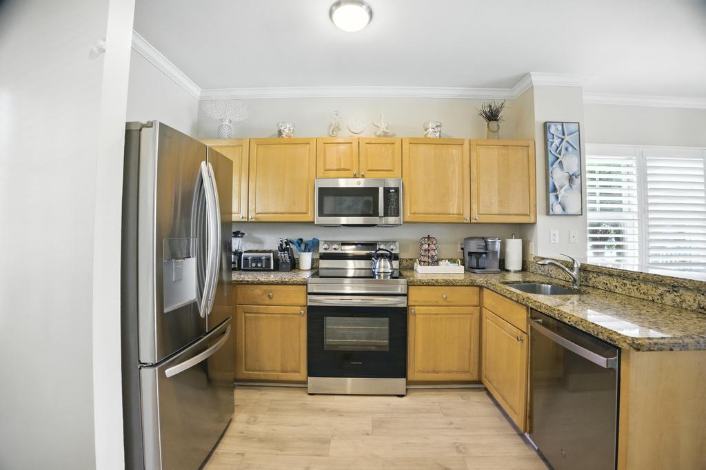 Full Stocked Kitchen Coffee/Tea Included