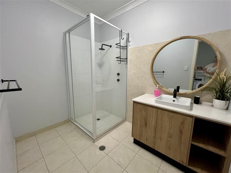 Large 2nd bathroom (separate toilet off the laundry)