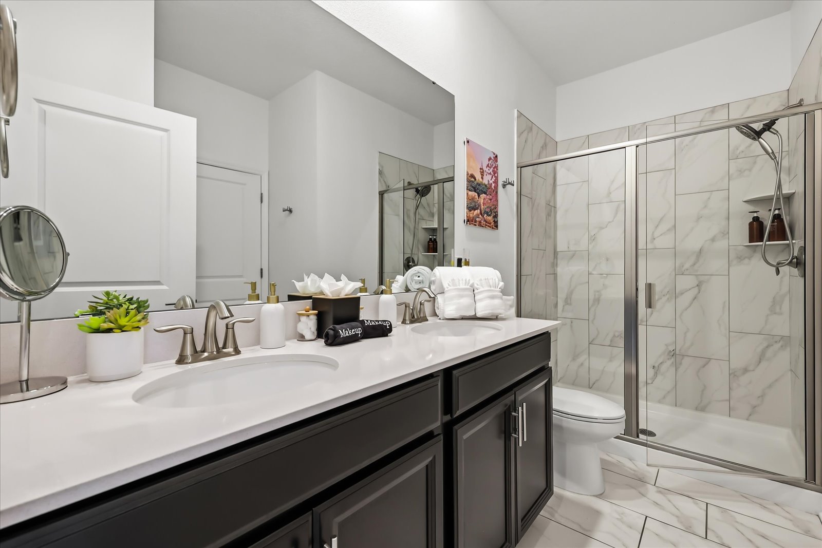 Master #2 ensuit bathroom with shared hall entry