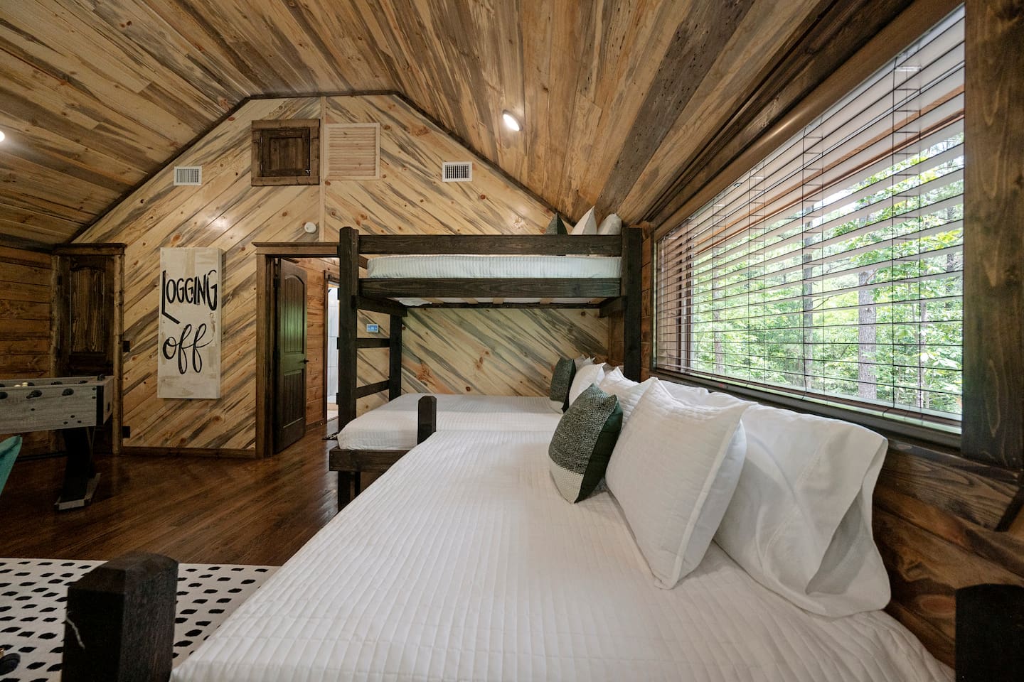 Bedrooms designed for families and groups, combining style, comfort, and convenience in every corner.