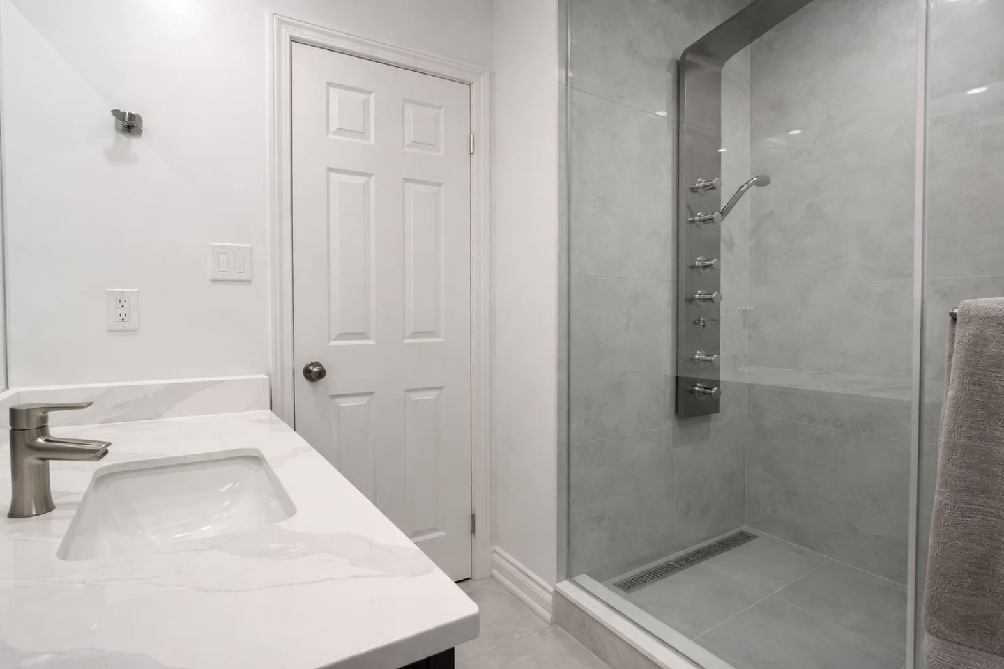 Bathroom 2 with spa shower