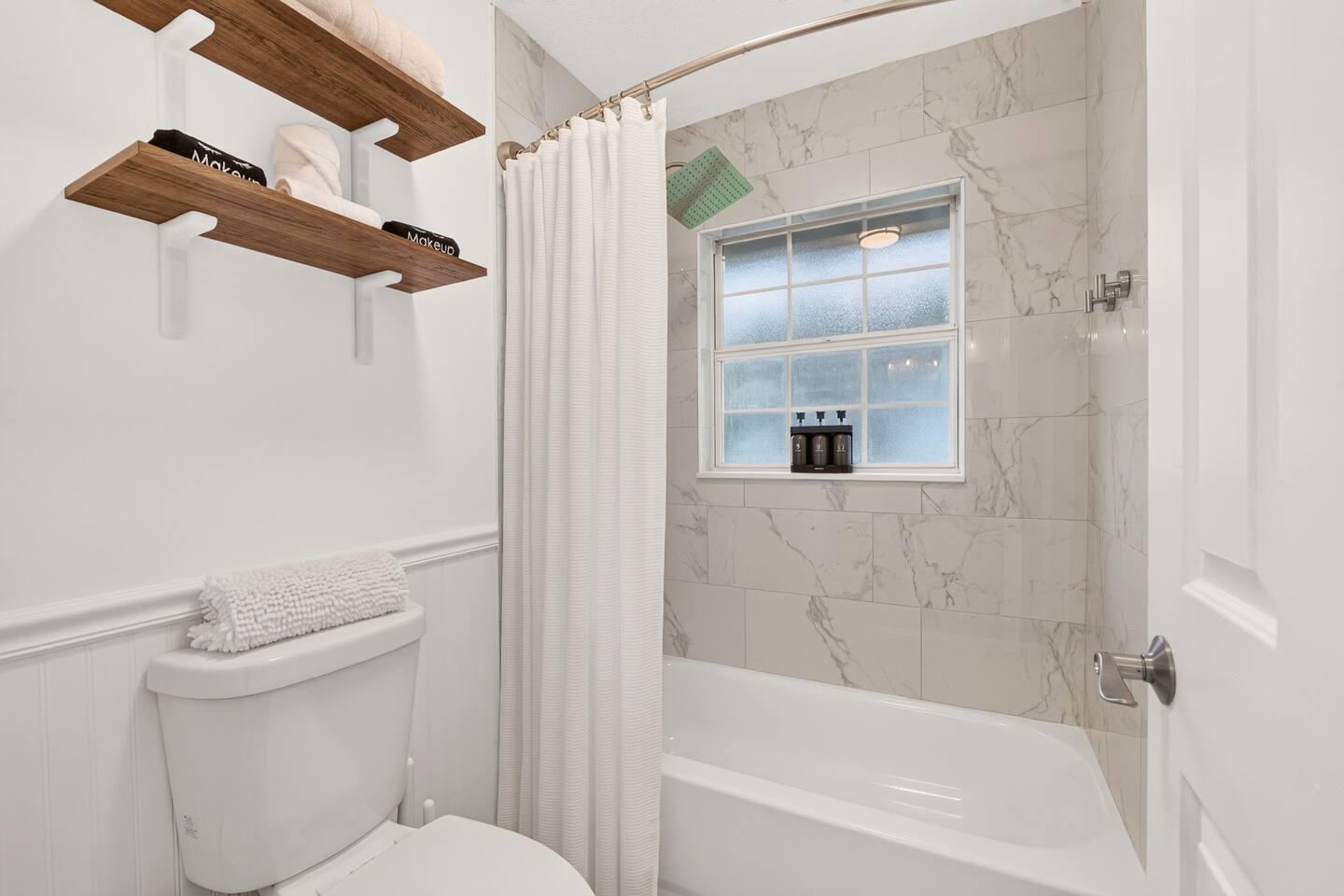 This bathroom has a shower/tub combo and complimentary shampoo, conditioner, and body wash.