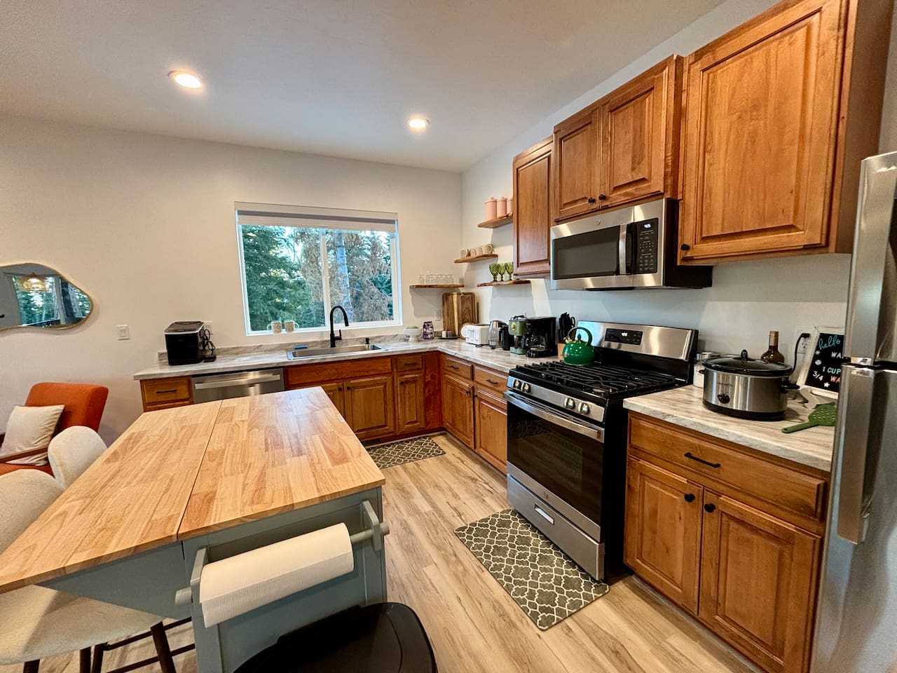 Wake up, brew coffee, and cook together in this sunny, fully equipped kitchen.
Fresh, airy, and designed for easy hosting. ☕