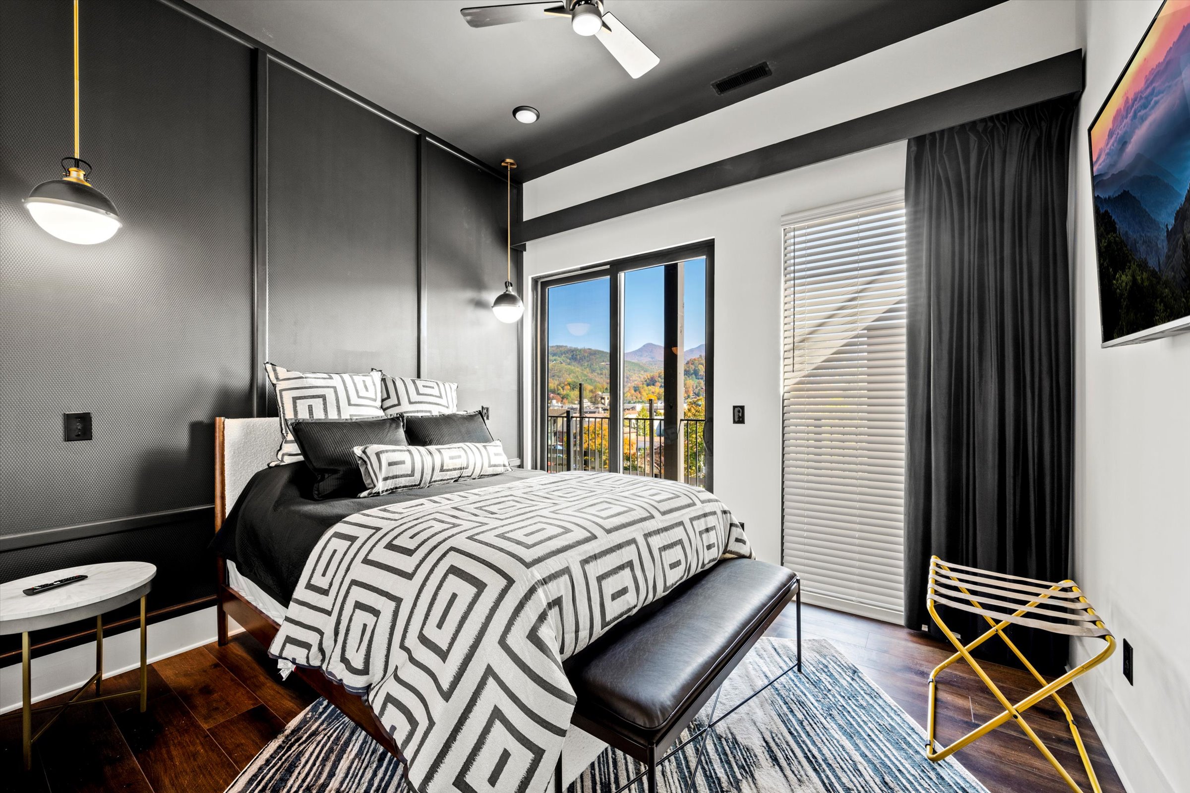 Queen bedroom with its mountain view!