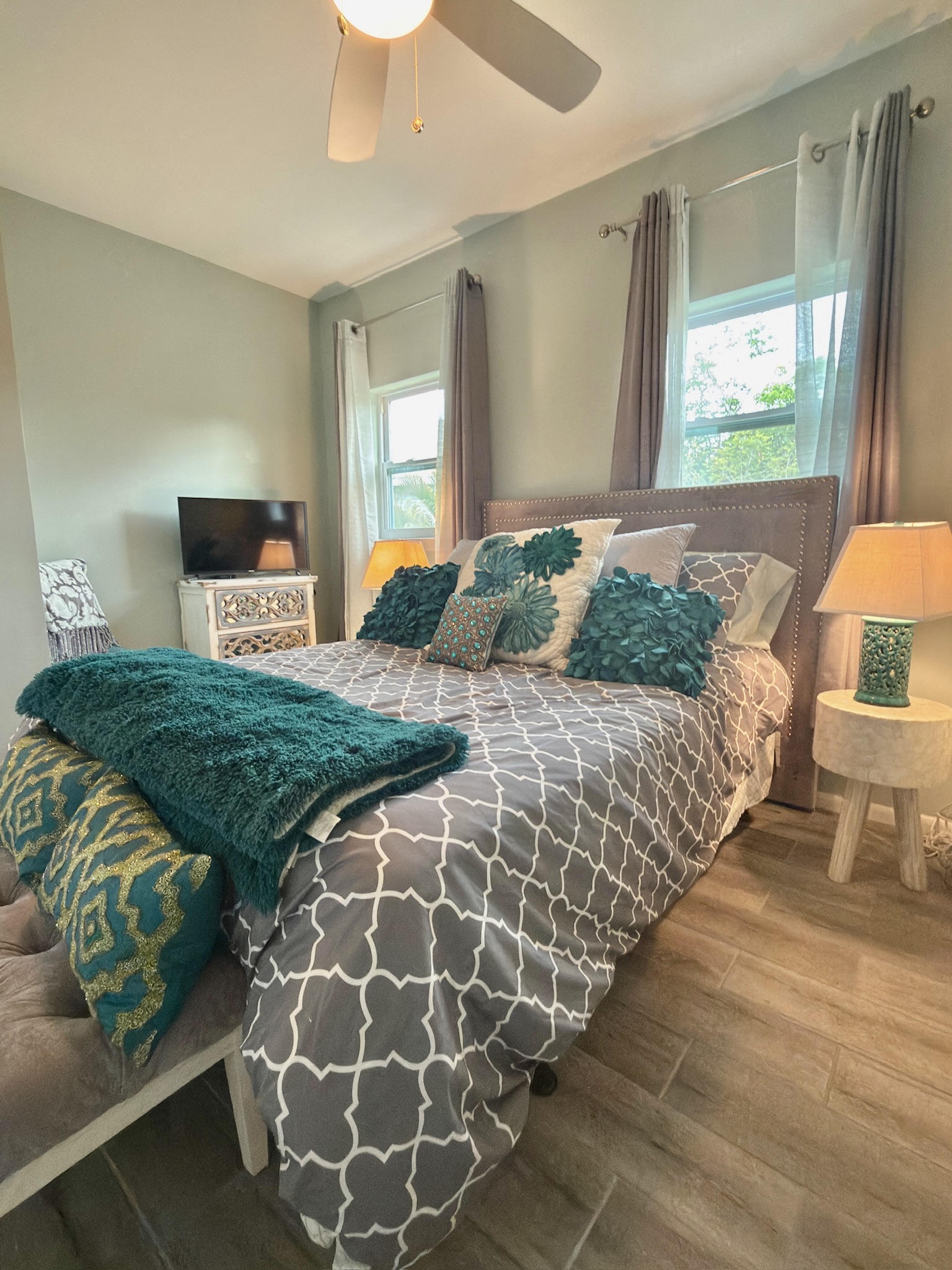 Second bedroom with access to hallway bathroom.