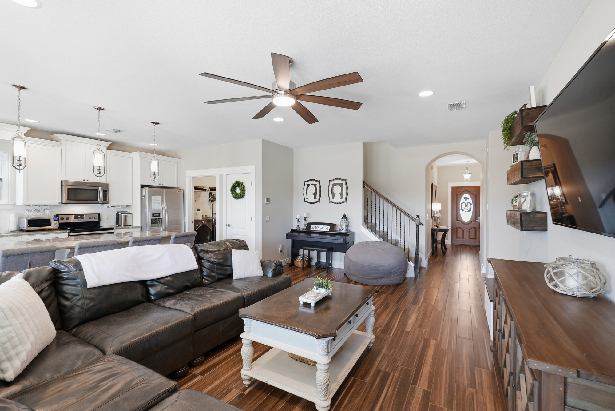 Coastal dining area for shared meals near the private pool and Panama City Beach attractions.