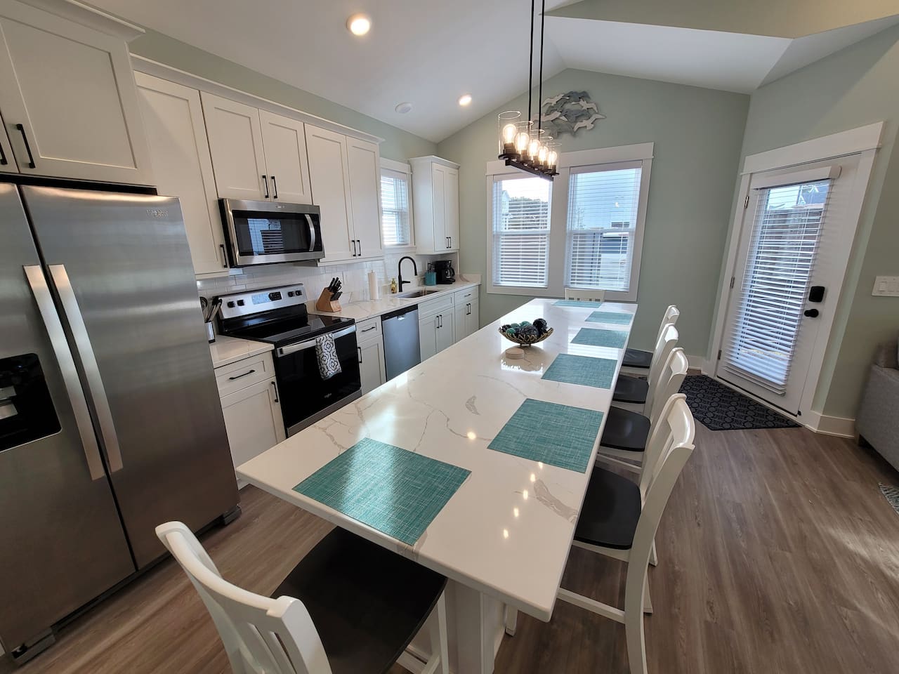 Perfect space for a family dinner or great workspace.