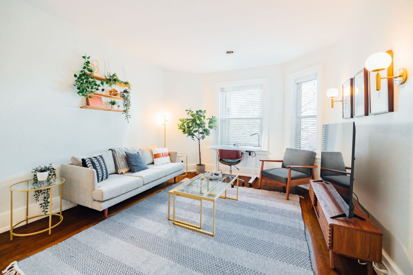 Alex's place was spacious and comfortable. The decor was very appealing. I lost count of the green plants and wall hangings. The living room windows overlook a historic church just a few feet away. - Stefan, 5 Star Review.