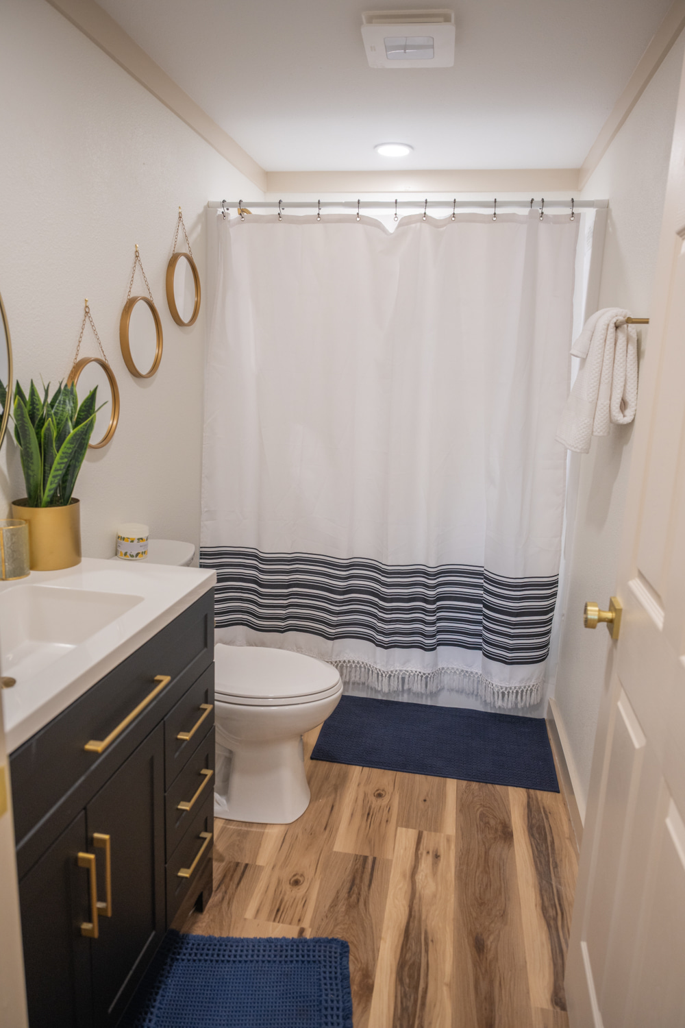 Full bath w/tub/shower combo