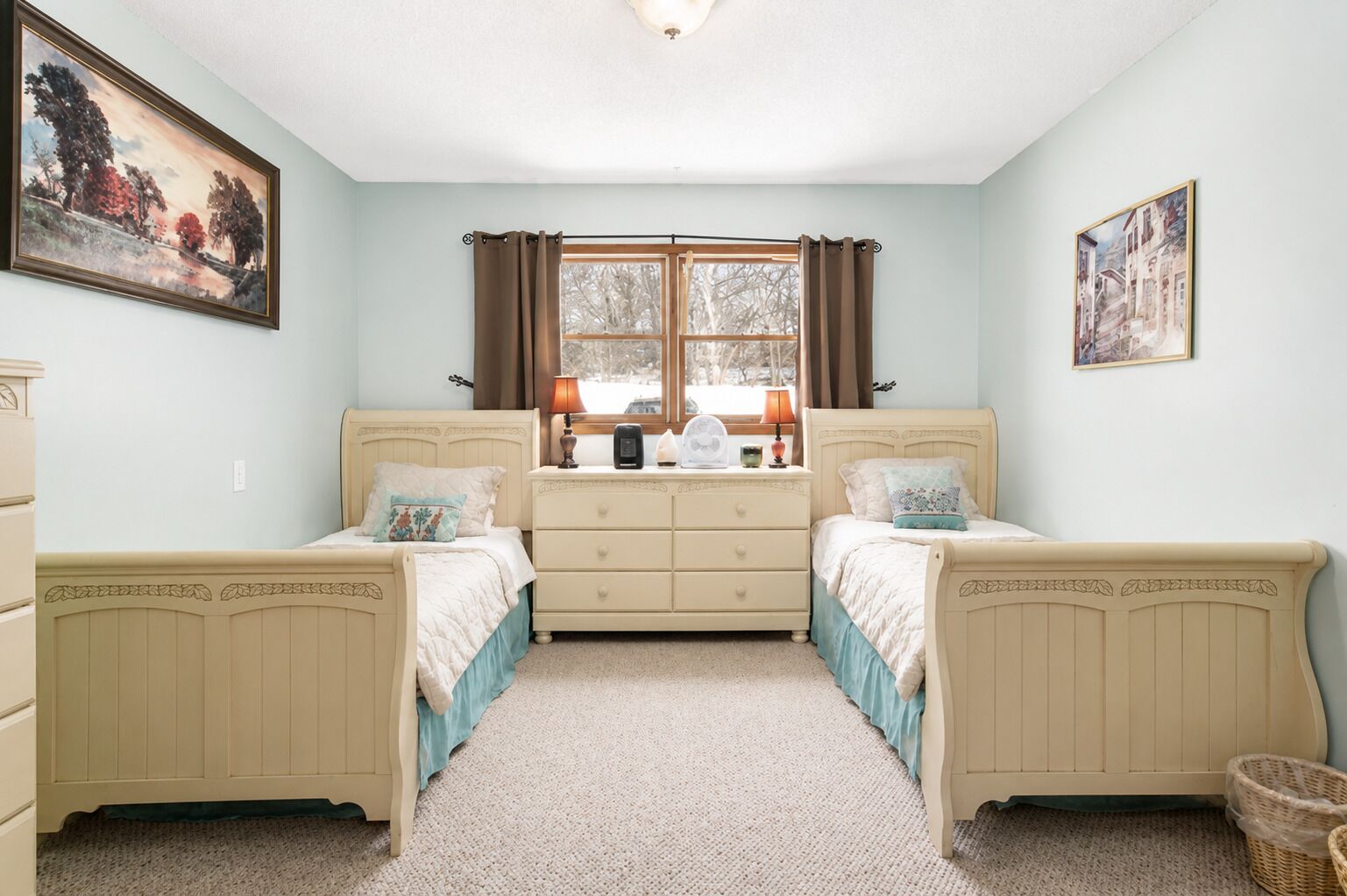 A welcoming twin bedroom designed with comfort and flexibility in mind for groups and families.