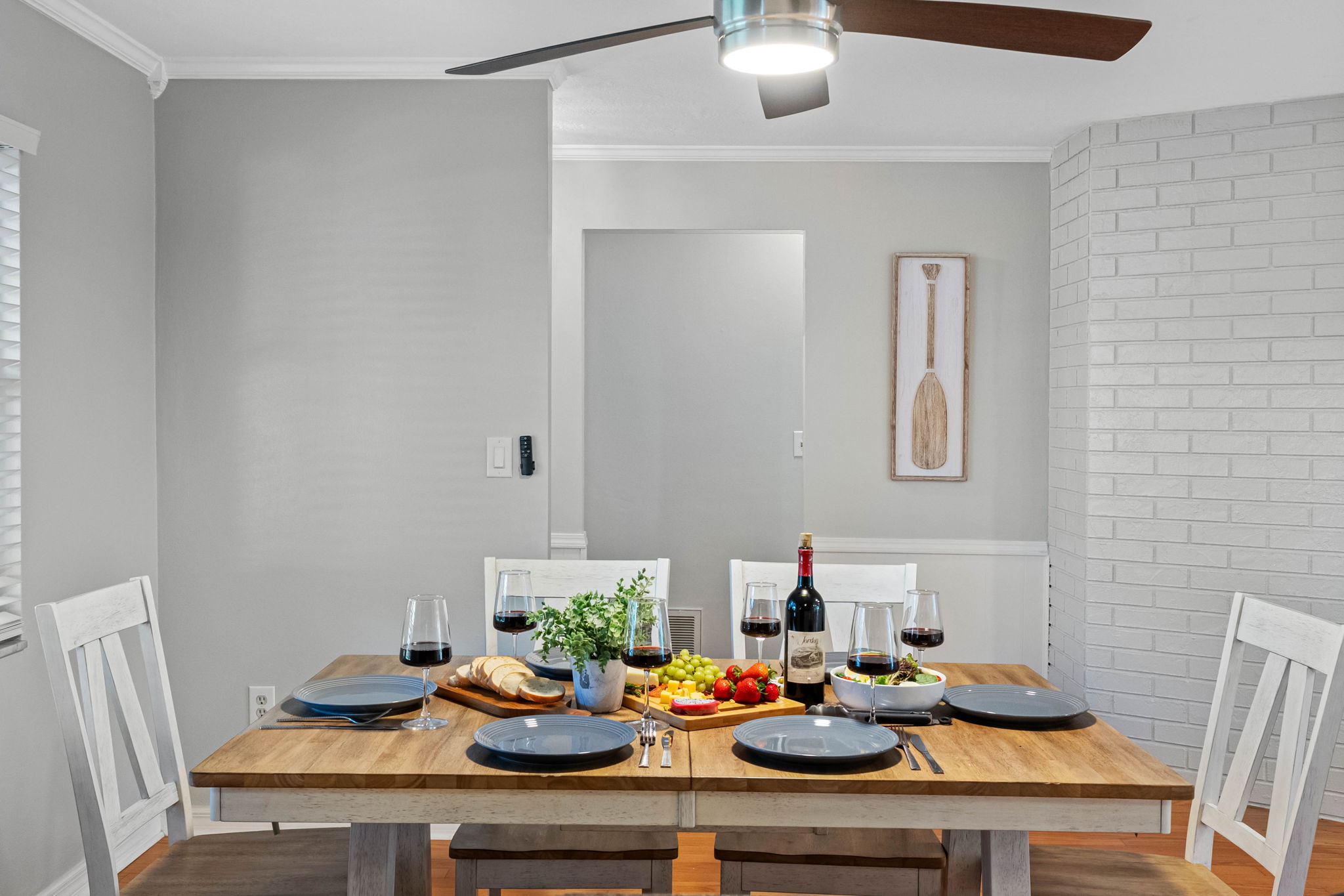Bright and inviting, this farmhouse-style dining table is perfect for shared meals or board games after a beach day.