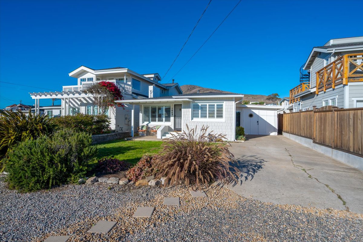 Front of home with driveway