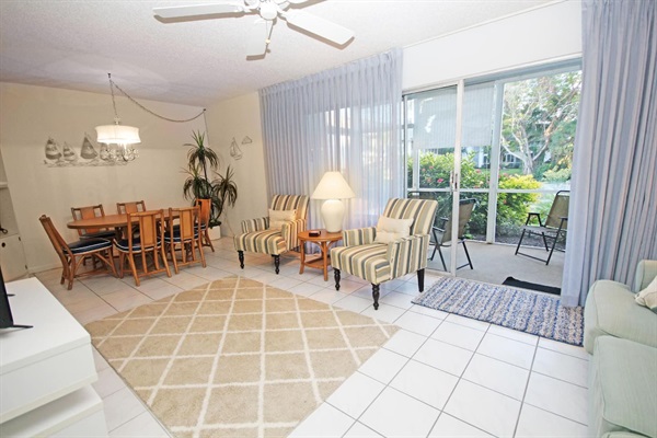 Dining & Living Room w/Screened Lanai