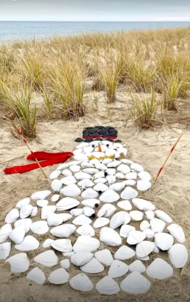 Who needs snow when you have seashells? The holiday spirit hits the dunes with a creative "sandman" crafted from white shells, complete with a red scarf and a hat made of dark stones. It’s the perfect way to celebrate a beachy November