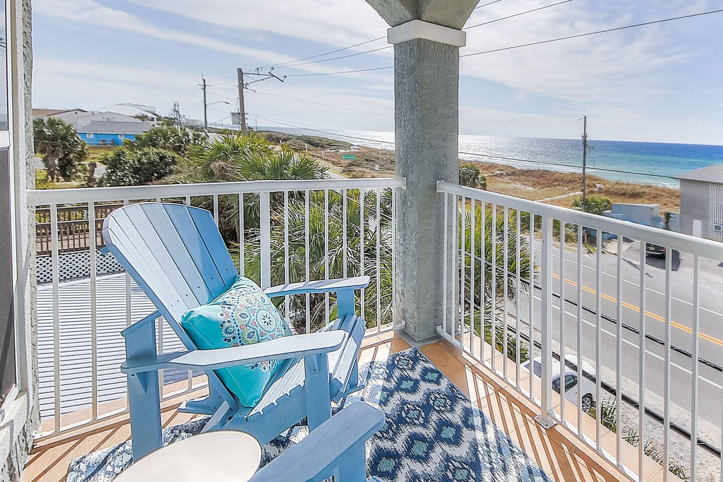 Come on down and enjoy Panama Joe's gorgeous, unobstructed views of the ocean!