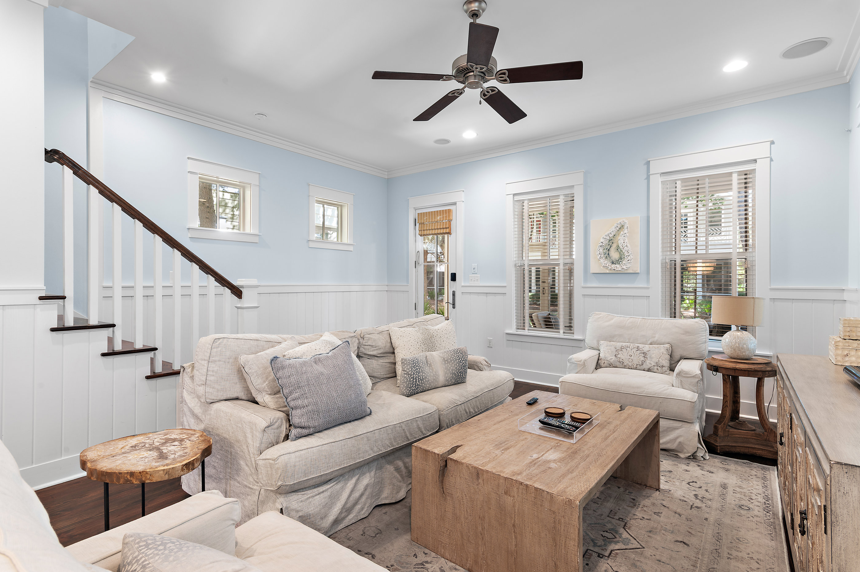Bright Open Living Room with 10’ Ceilings – Perfect for Family Gatherings