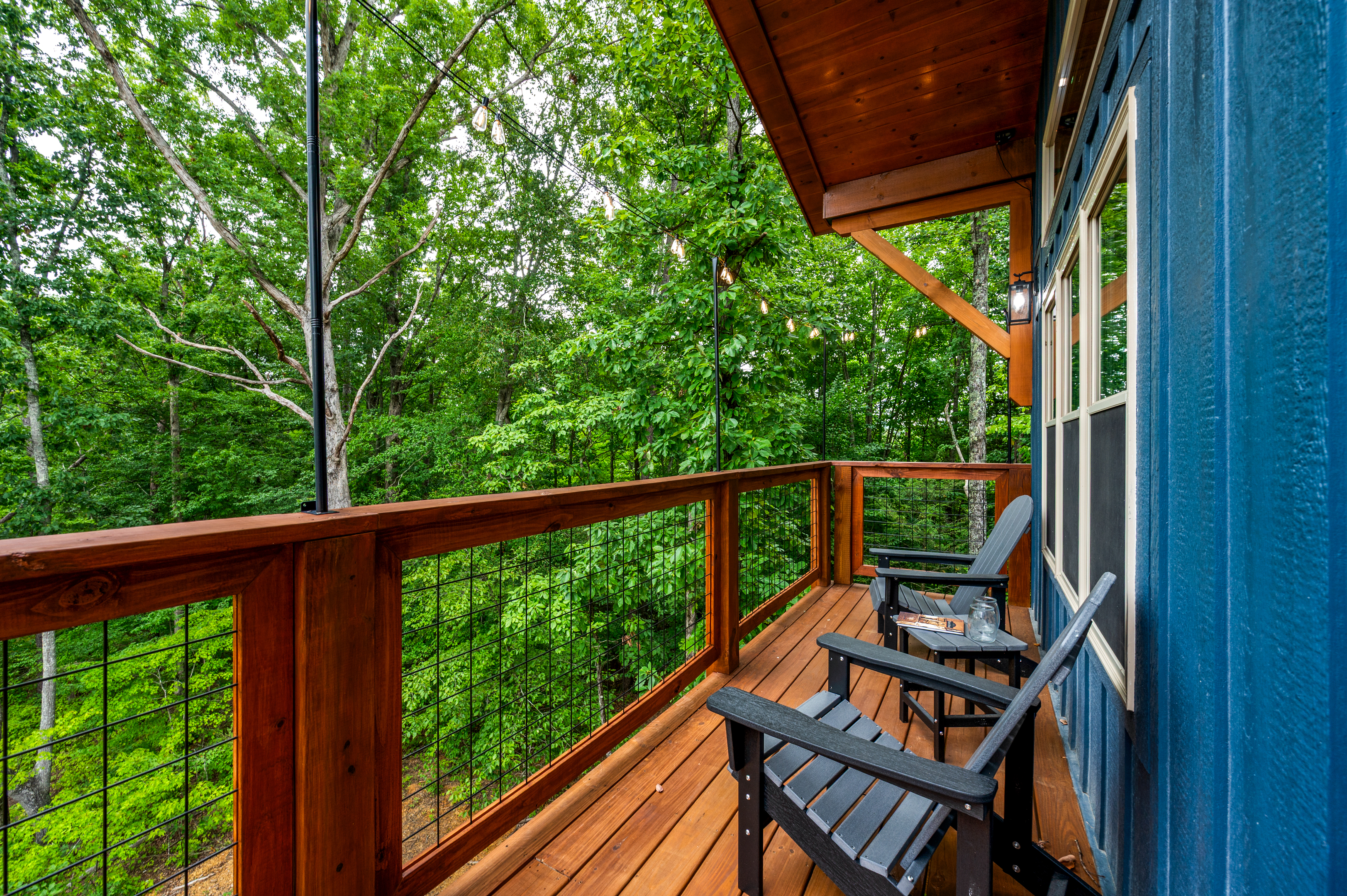 Escape to the balcony! You'll love sit out back and enjoy the sound of the birds. Enjoy the whistle of the Dolly train and the coasters. Or maybe you'll enjoy catching glimpses of the fireworks from Dollywood? Yup, you're that close!