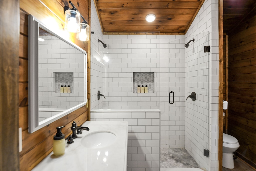 Master bath w/ tiled shower and glass door 